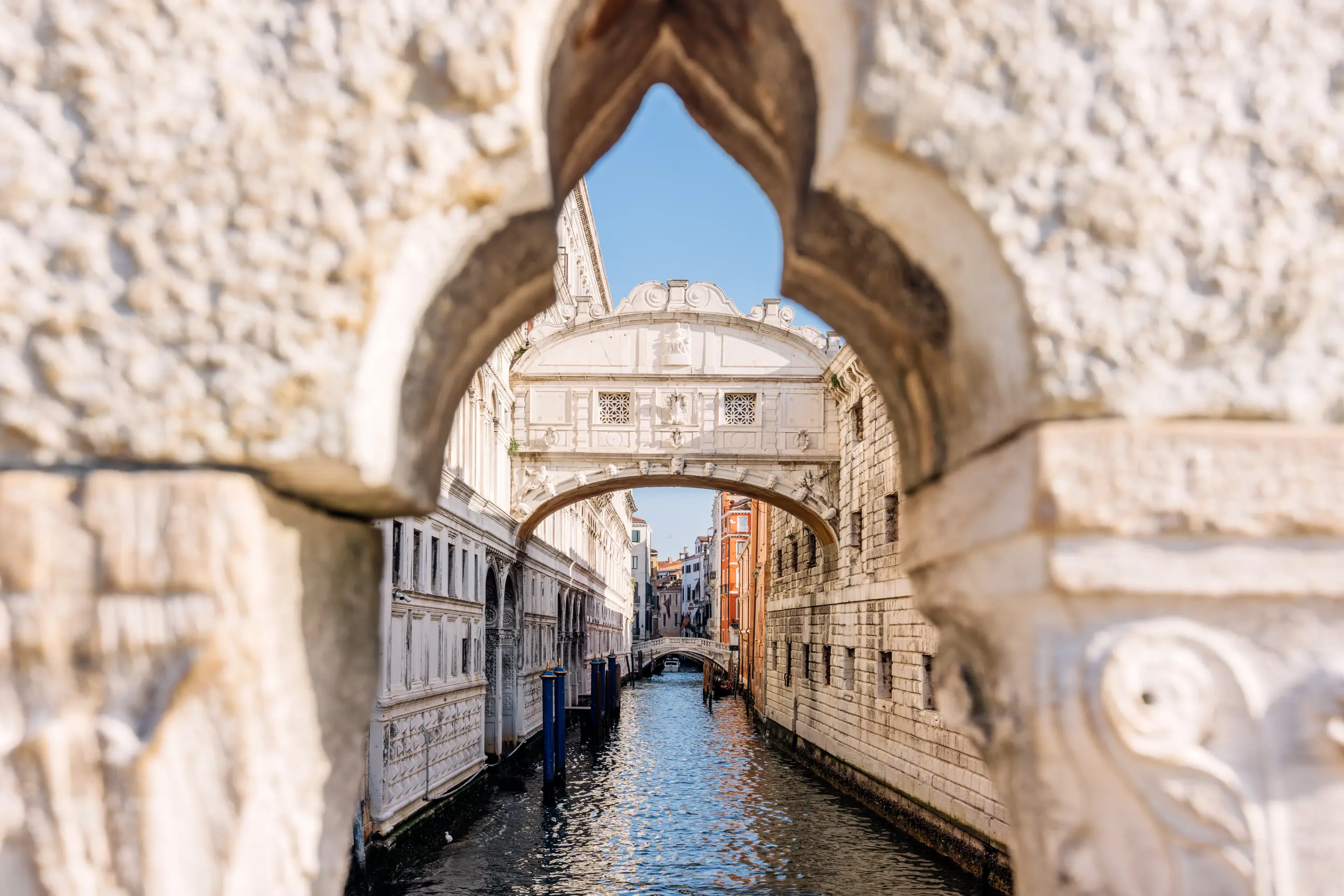 day-hero-arch-of-ponte-della-paglia-venice-italy.webp