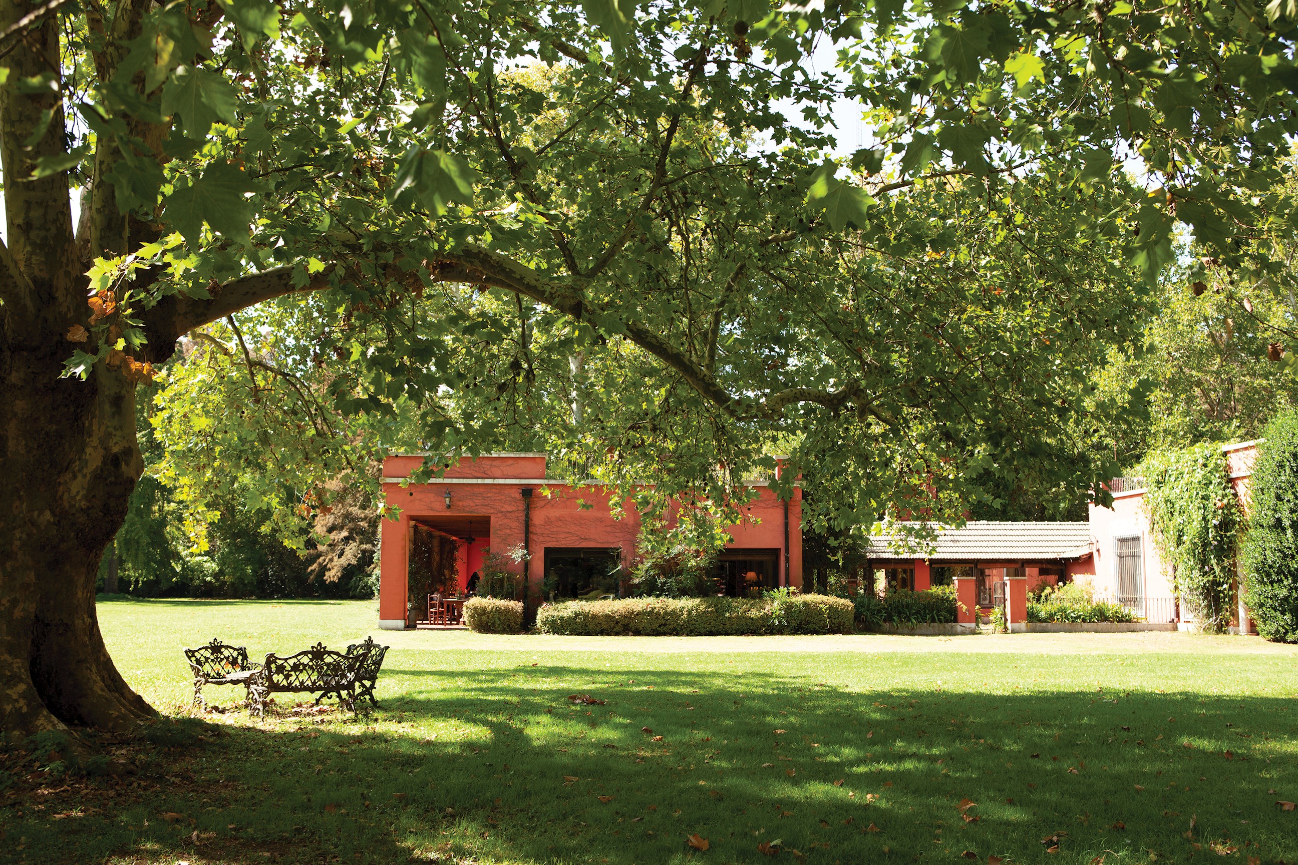 walking-traditional-estancia-argentina.jpg