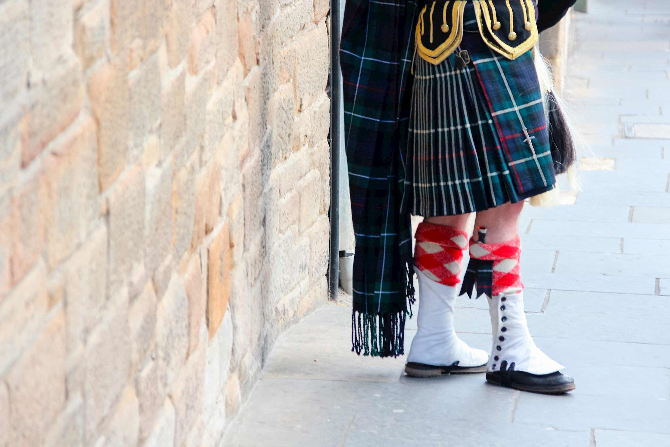 bag-piper-edinburgh-scotland.jpg