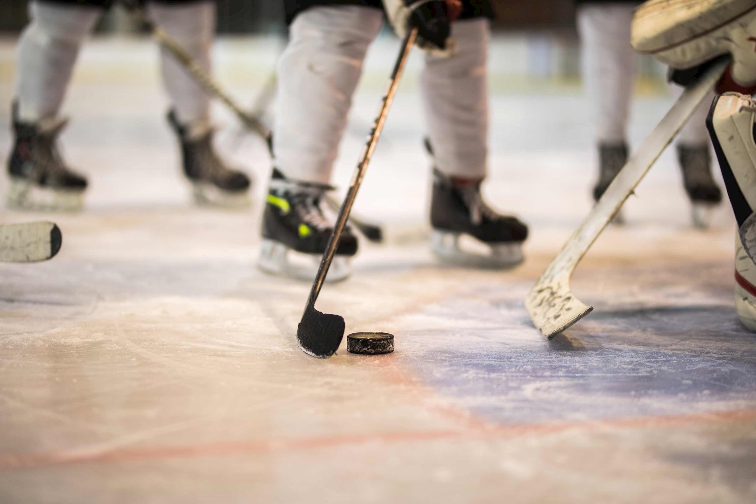 ice-hockey-players-niagara-falls-usa.jpg