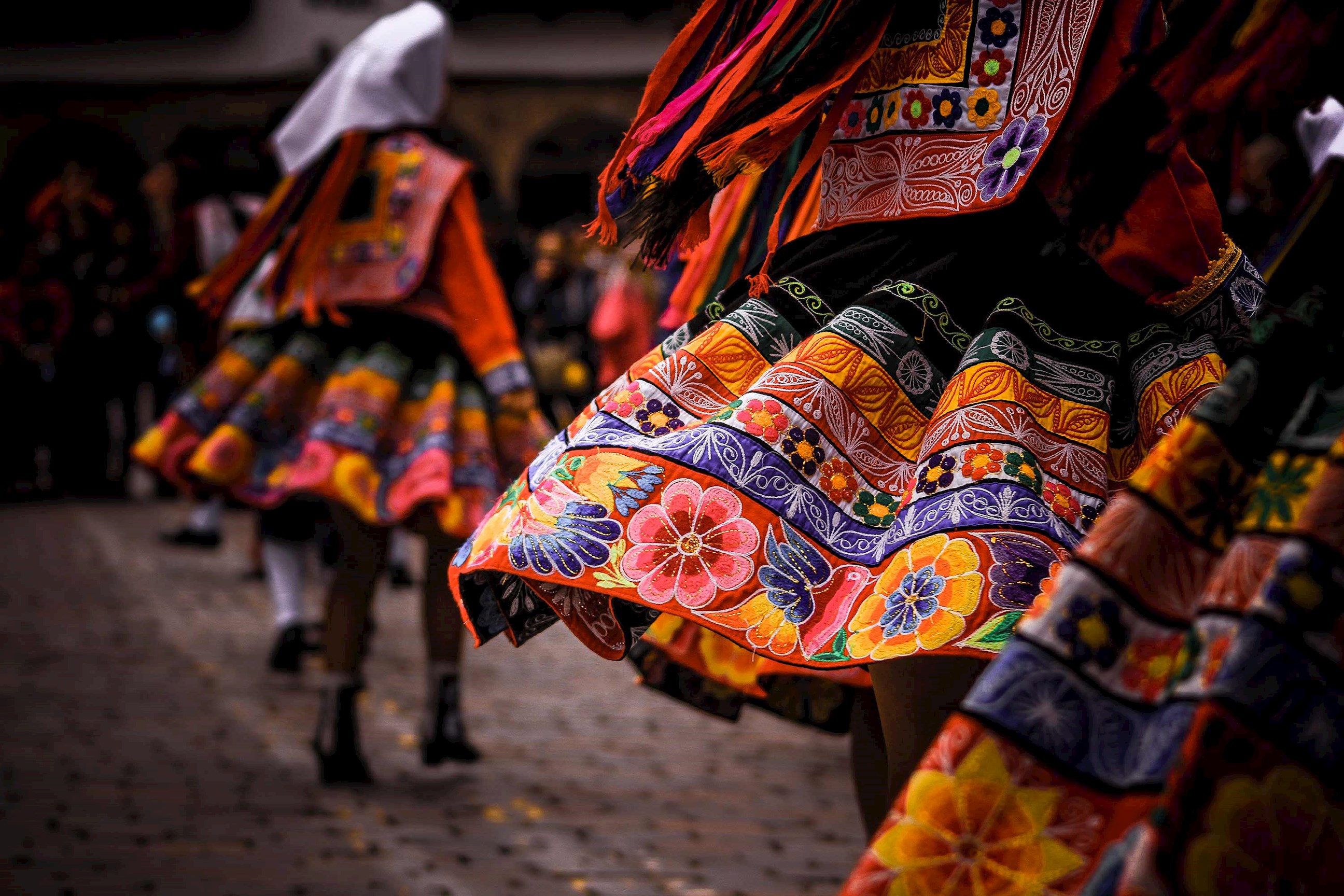 women-traditional-clothing-sacred-valley-peru.jpg