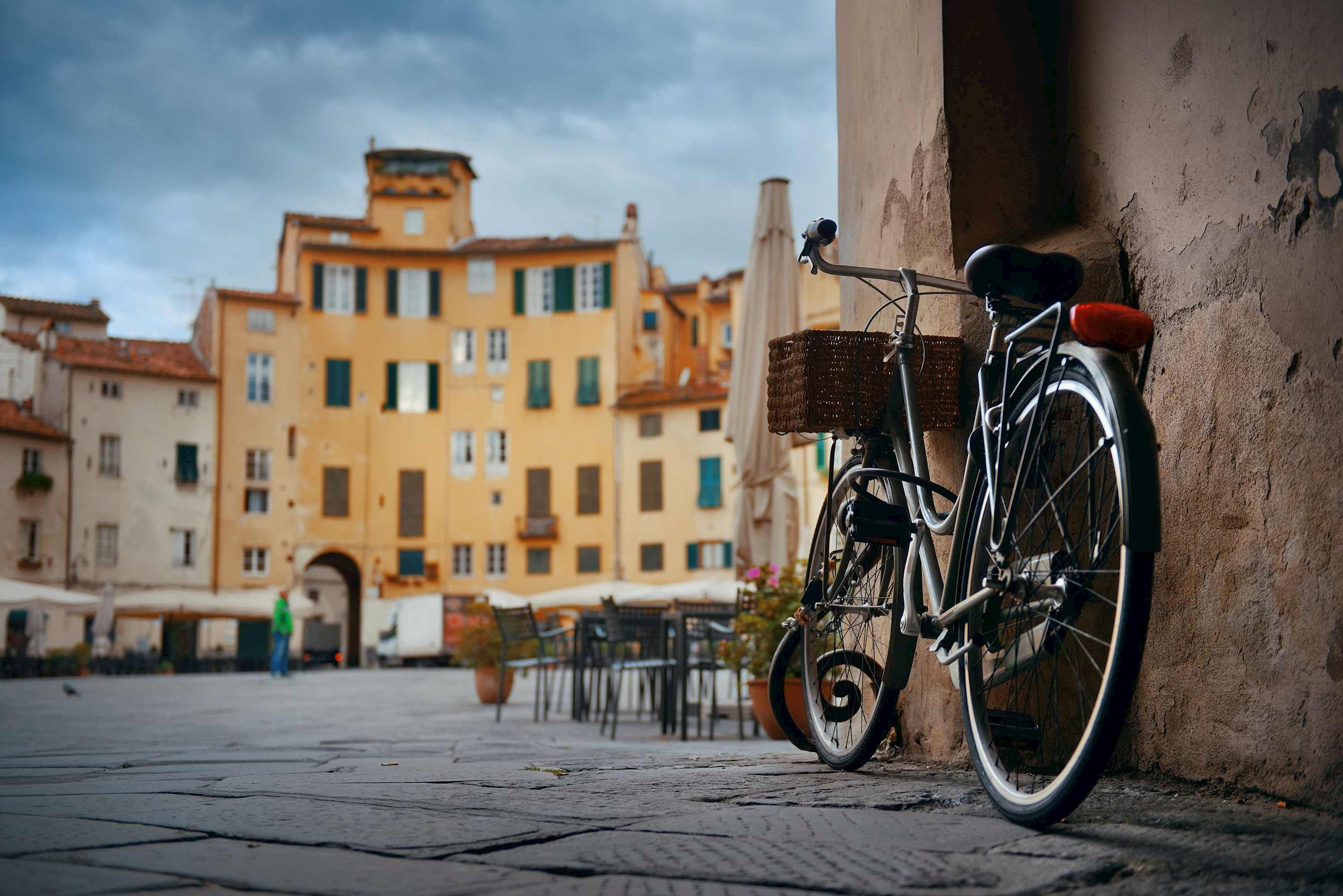 bike-piazza-dell-anfiteatro-lucca-italy.jpg