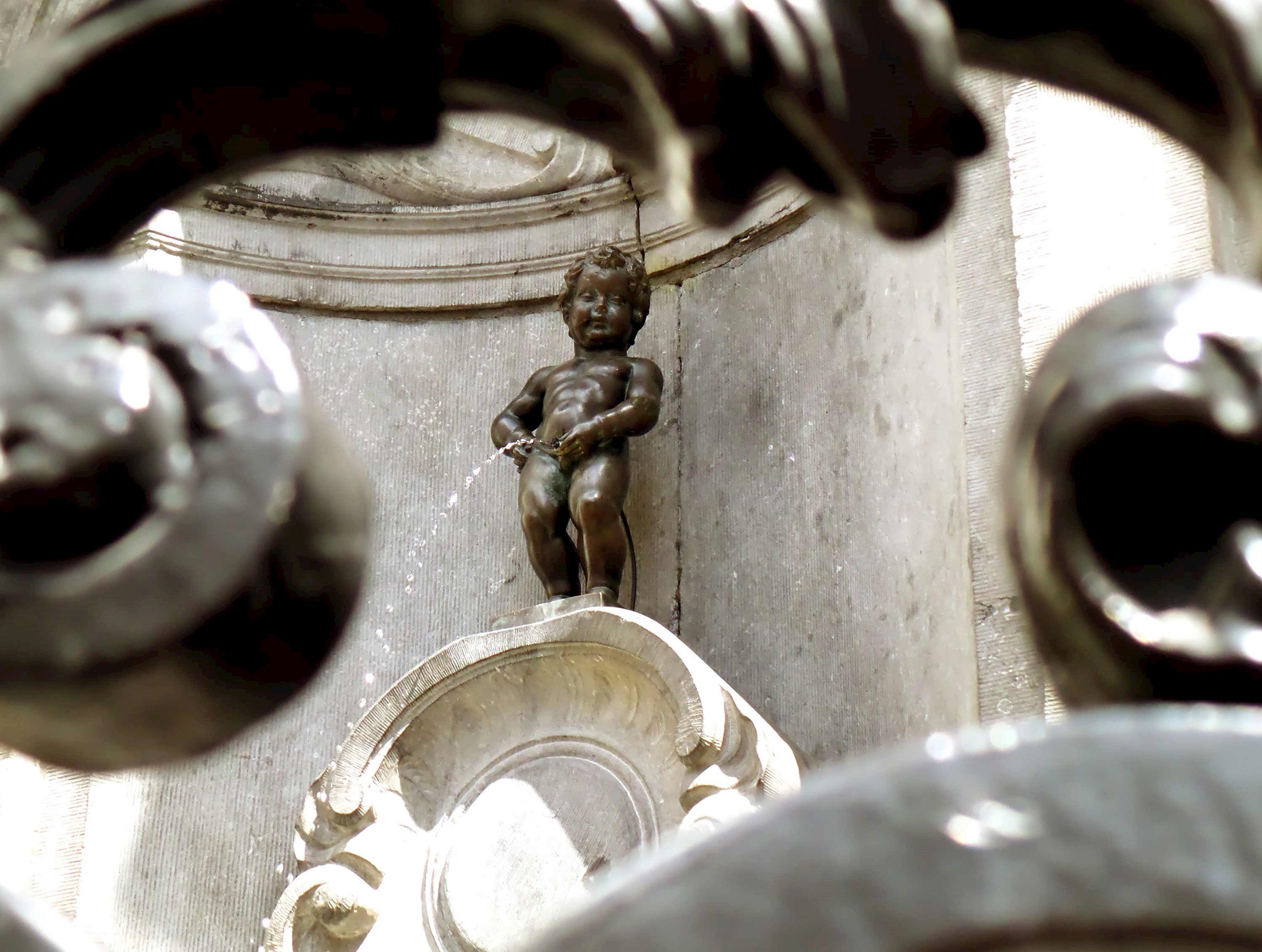 bronze-sculpture-manneken-pis-brussels-belgium.jpg