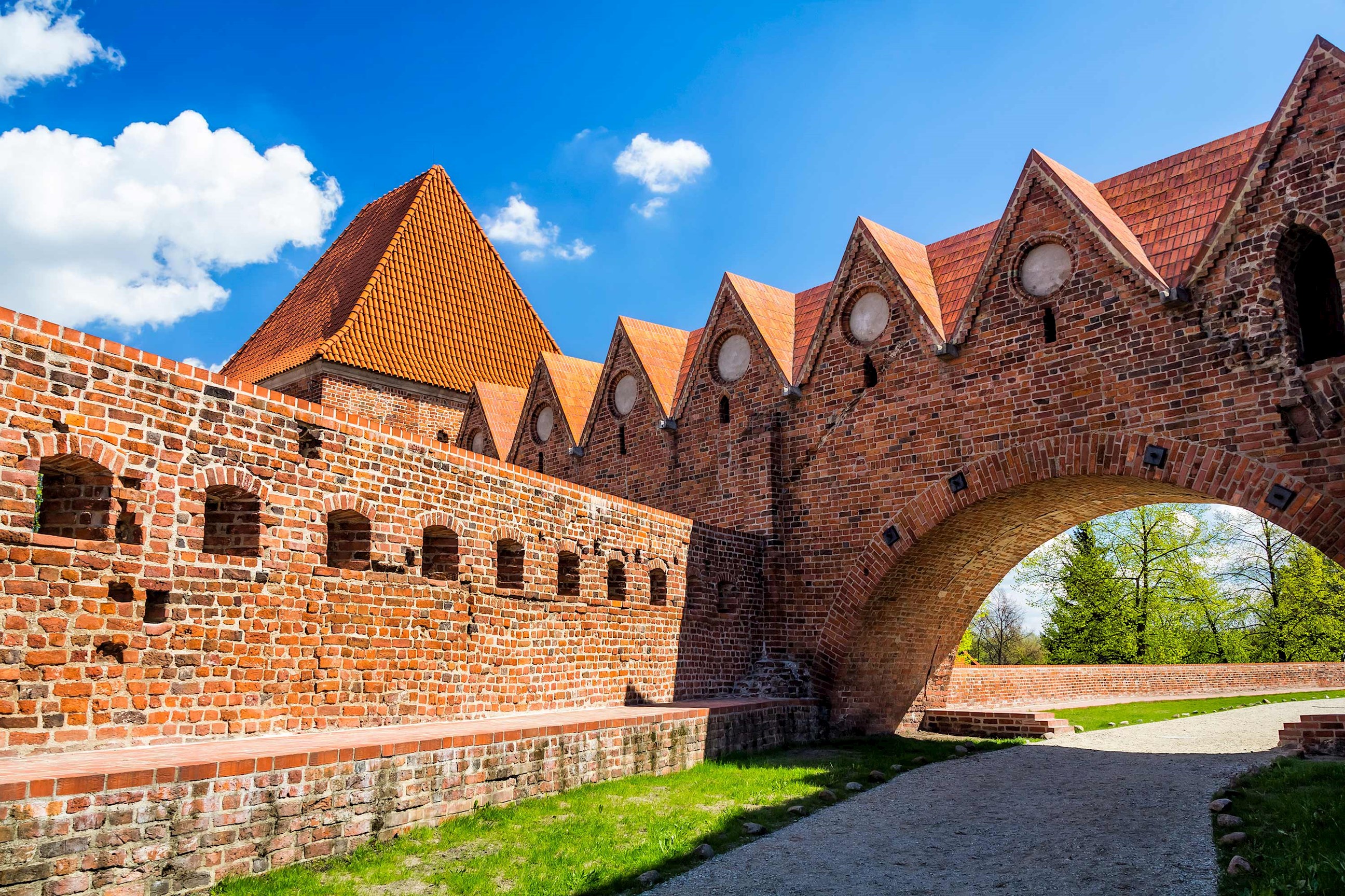 medieval-city-walls-old-town-torun-poland.jpg