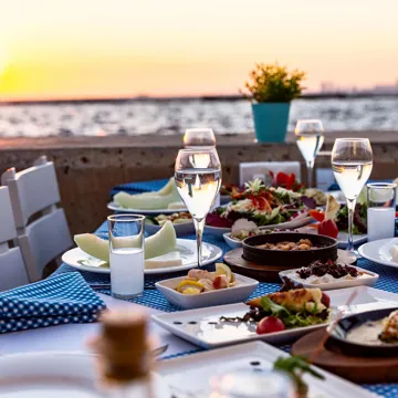 seafood-dinner-drinks-izmir-turkey.jpg