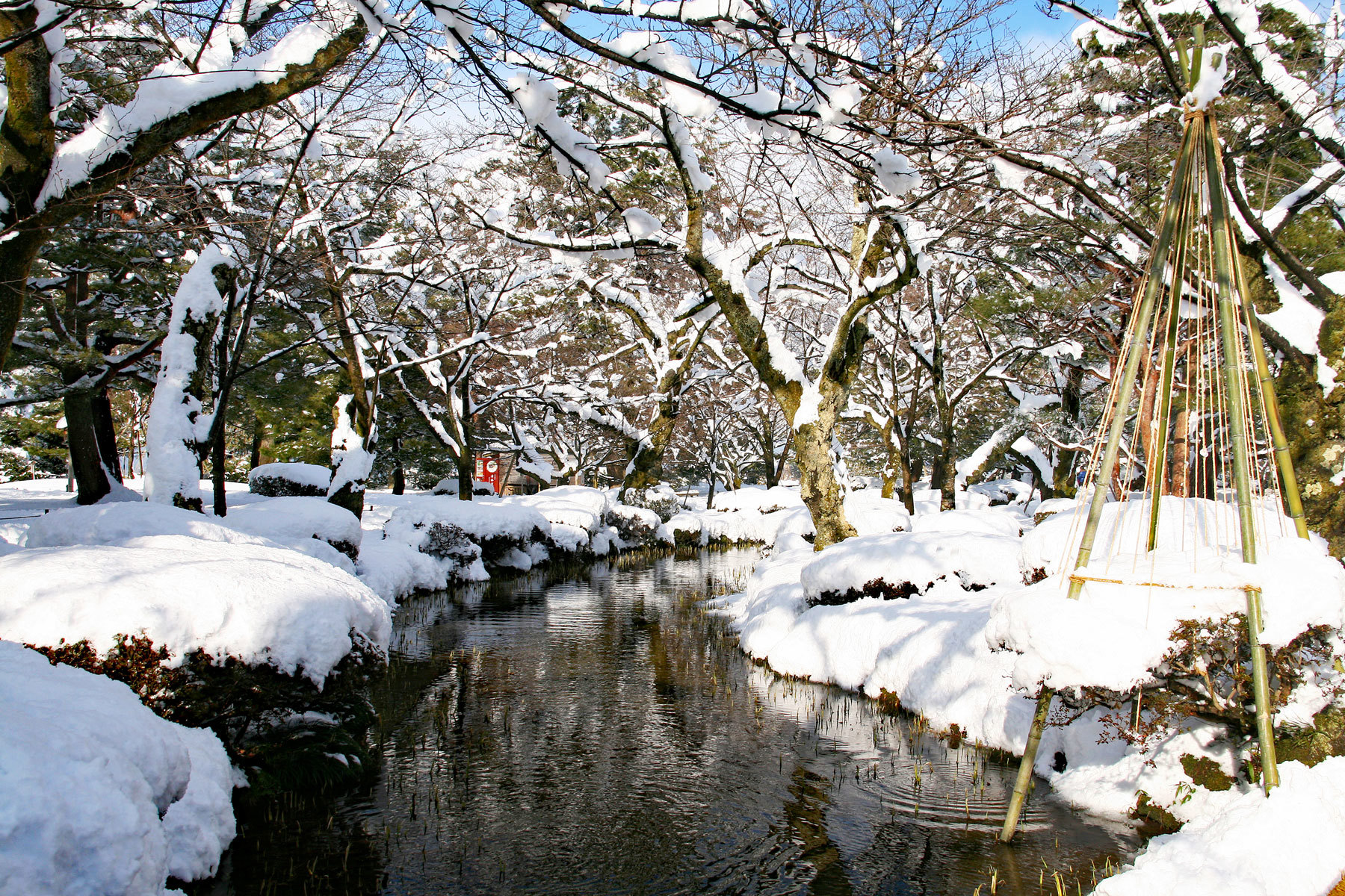 kenroku-en-garden-kanazawa-japan.jpg