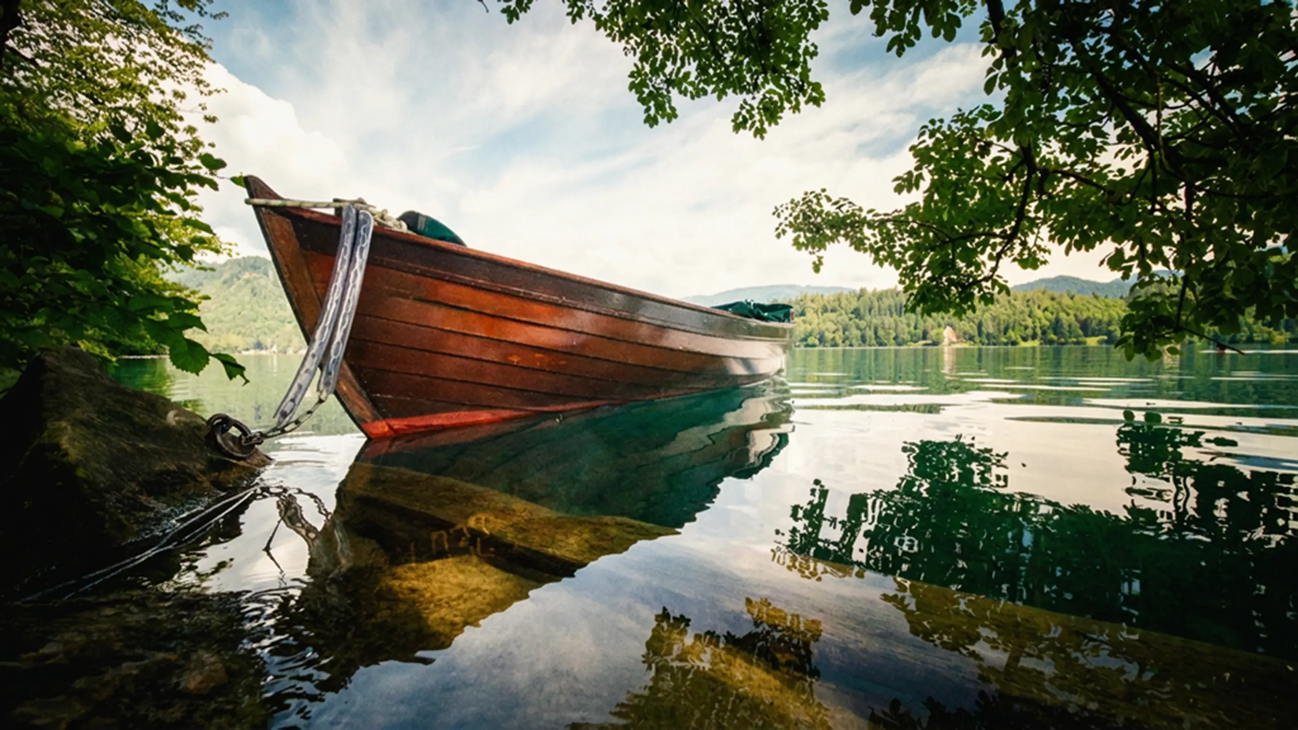 day-hero-row-bow-lake-bled-slovenia-1200142007.webp