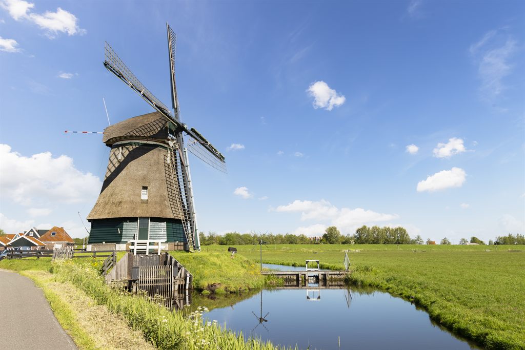day-2-highlight-optional-experience-volendam-windmill-visit.jpg
