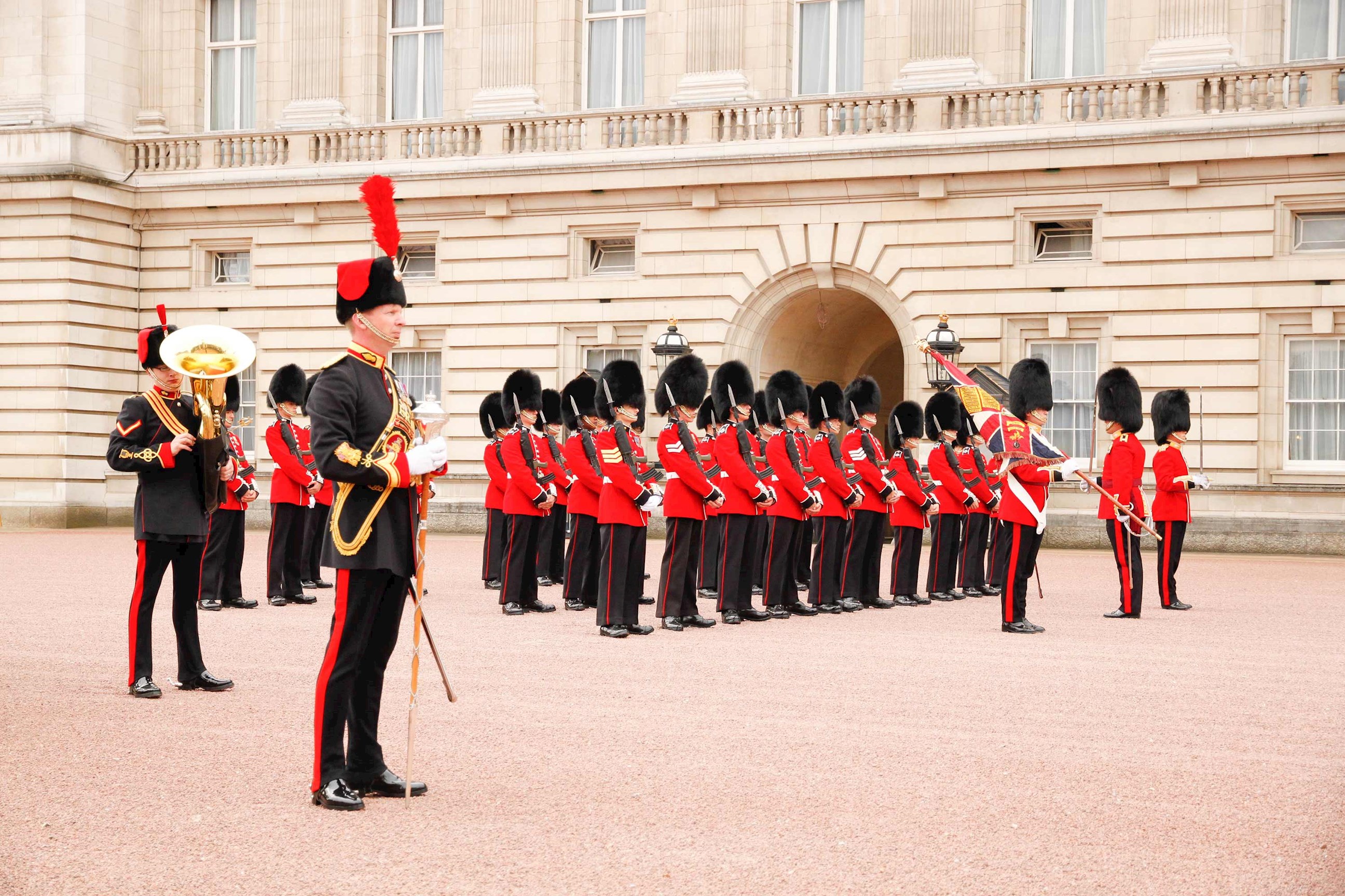 guards-buckingham-palace-london-england.jpg
