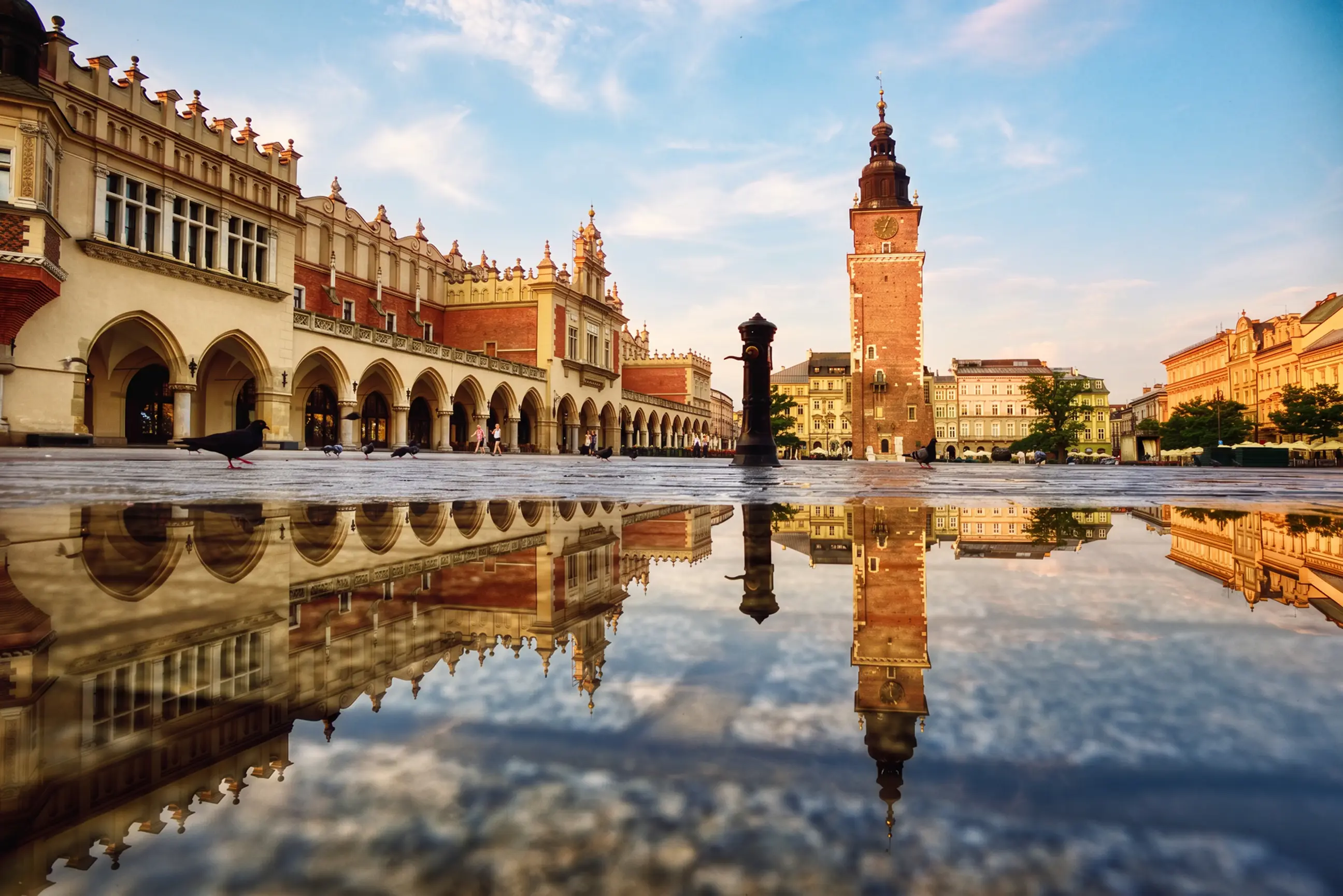 day-hero-town-hall-tower-on-rynek-main-square-krakow-poland.webp