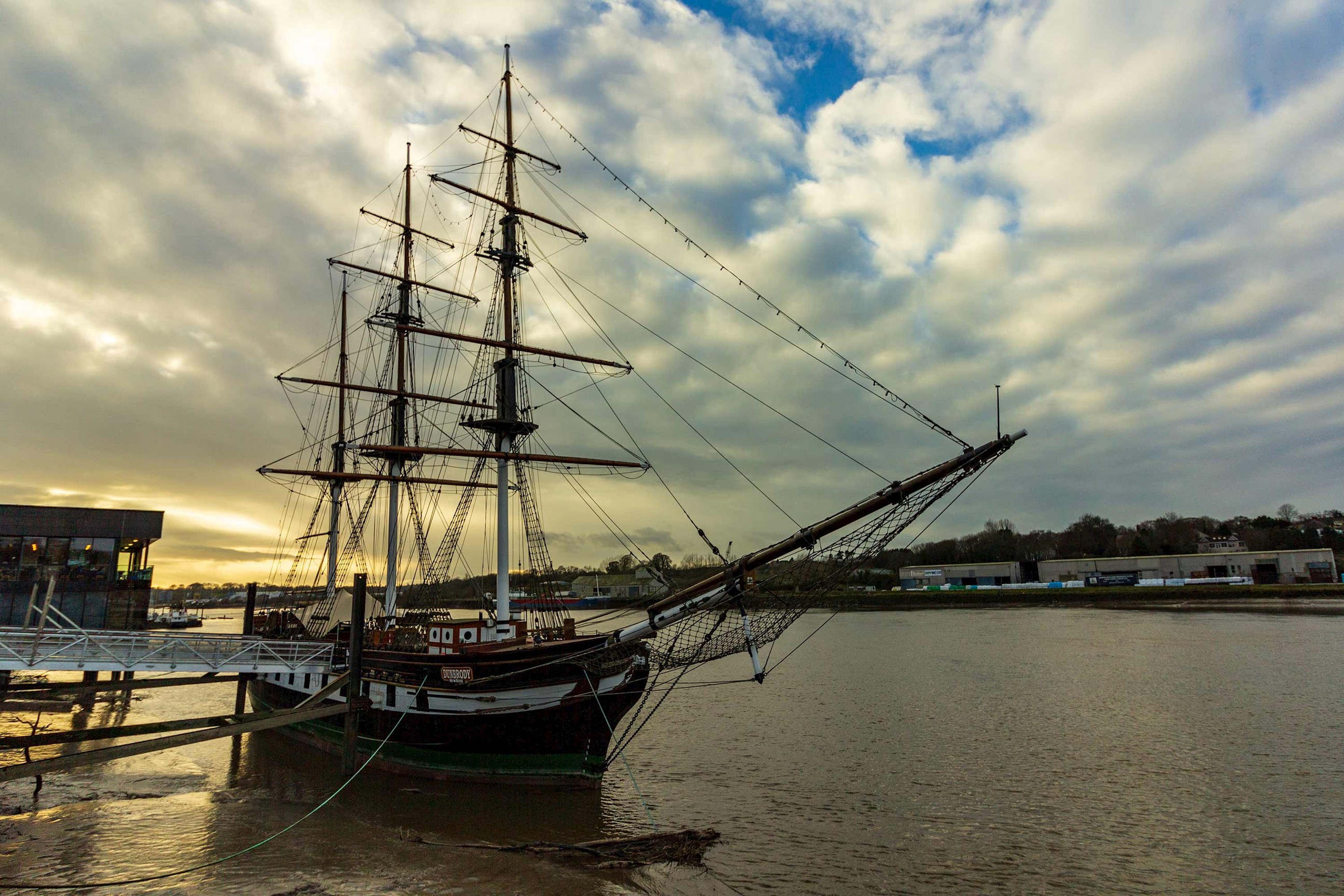 dunbrody-famine-ship-new-ross-ireland.jpg