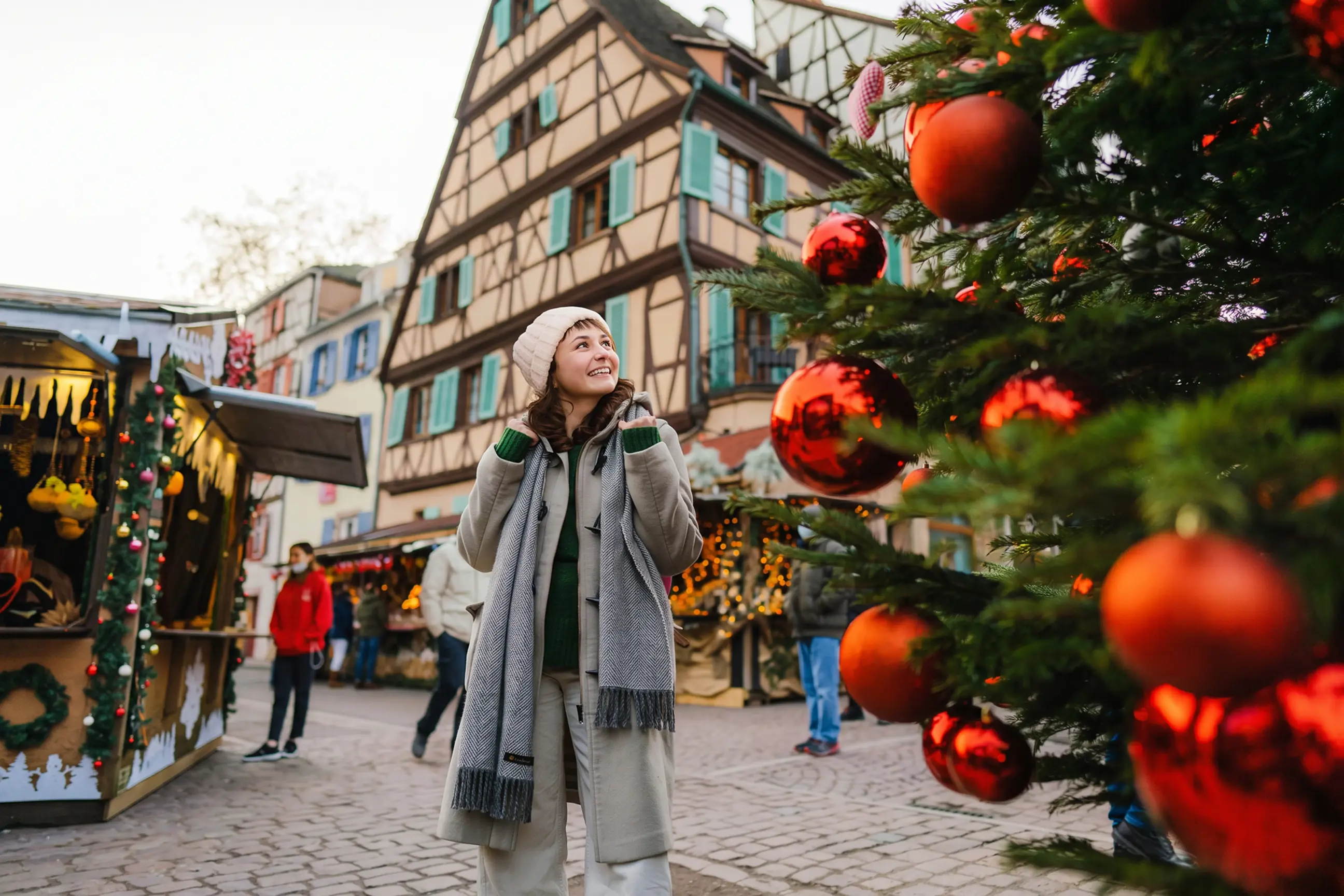 day-hero-christmas-tree-in-city-centre-strasbourg-france.webp