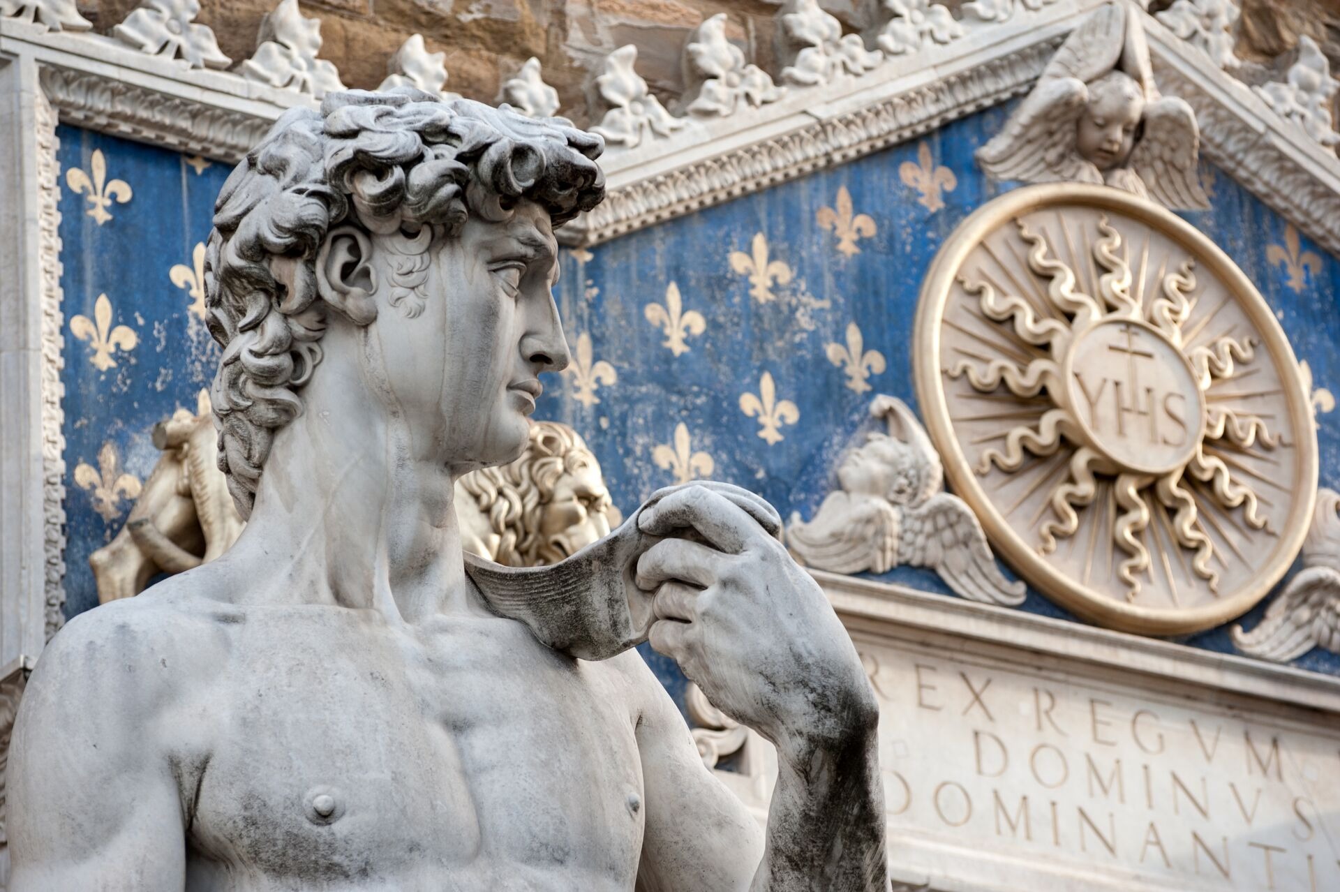 david-statue-and-the-frontispice-of-the-palazzo-vecchio-in-florence-italy.jpeg