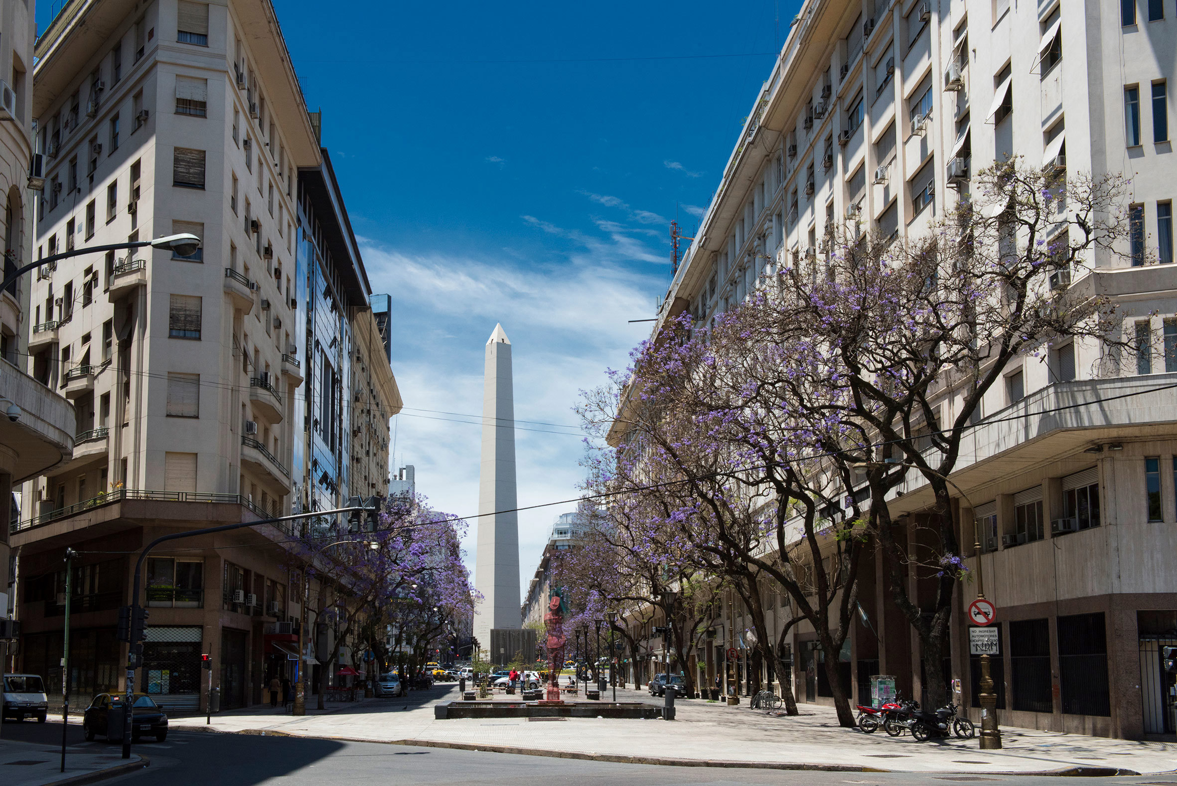 walking-tour-to-avenida-corrientes-beunos-aires-argentina.jpg