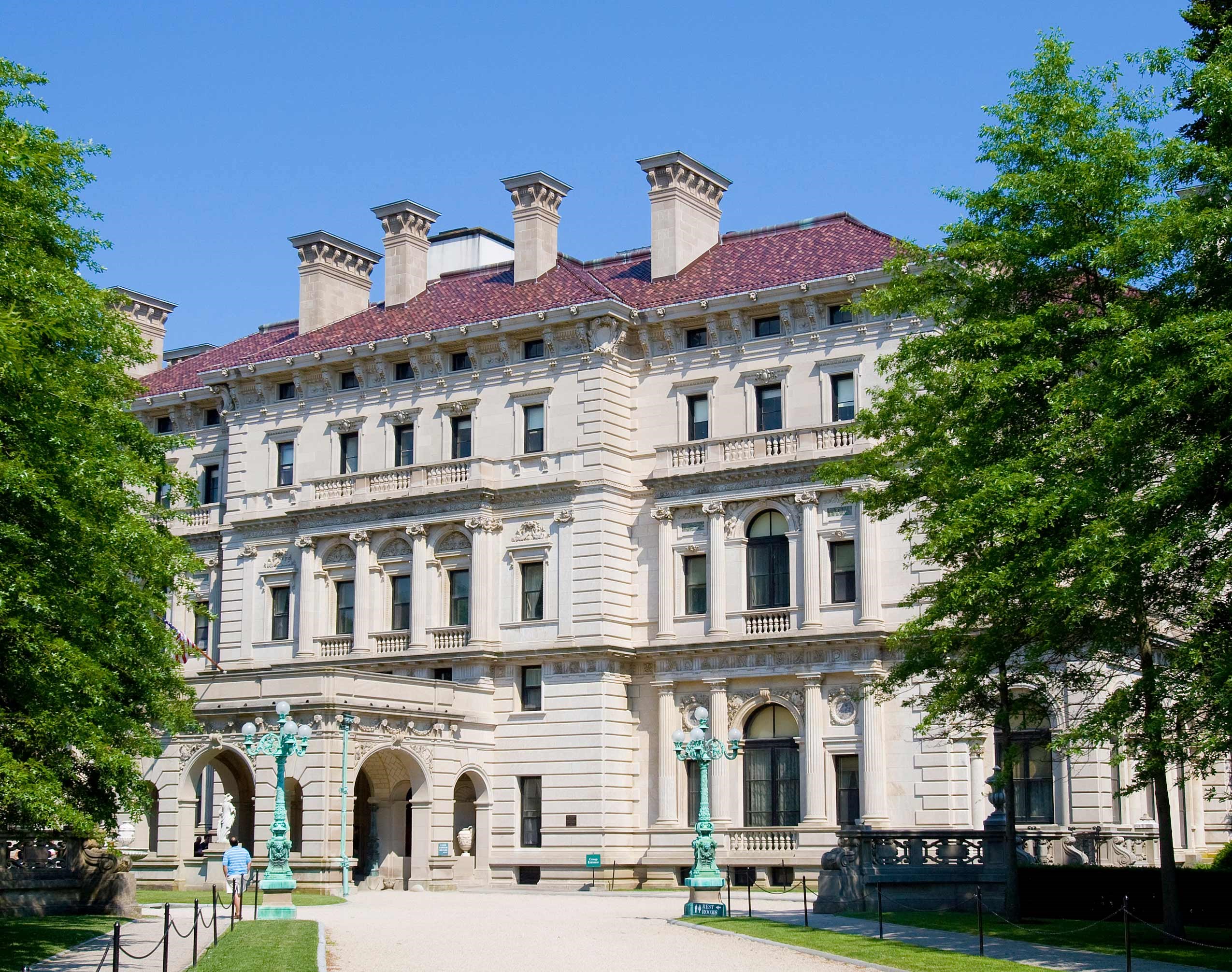 see-the-magnificent-newport-mansions-on-bellevue-avenue-built-by-the-wealthiest-new-york-families-in-the-19th-century-usa.jpg