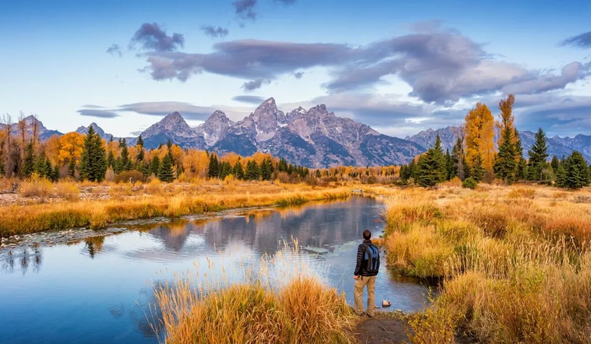 imgi_33_medium-hiker-in-grand-teton-national-park-usa-1055707216.jpg