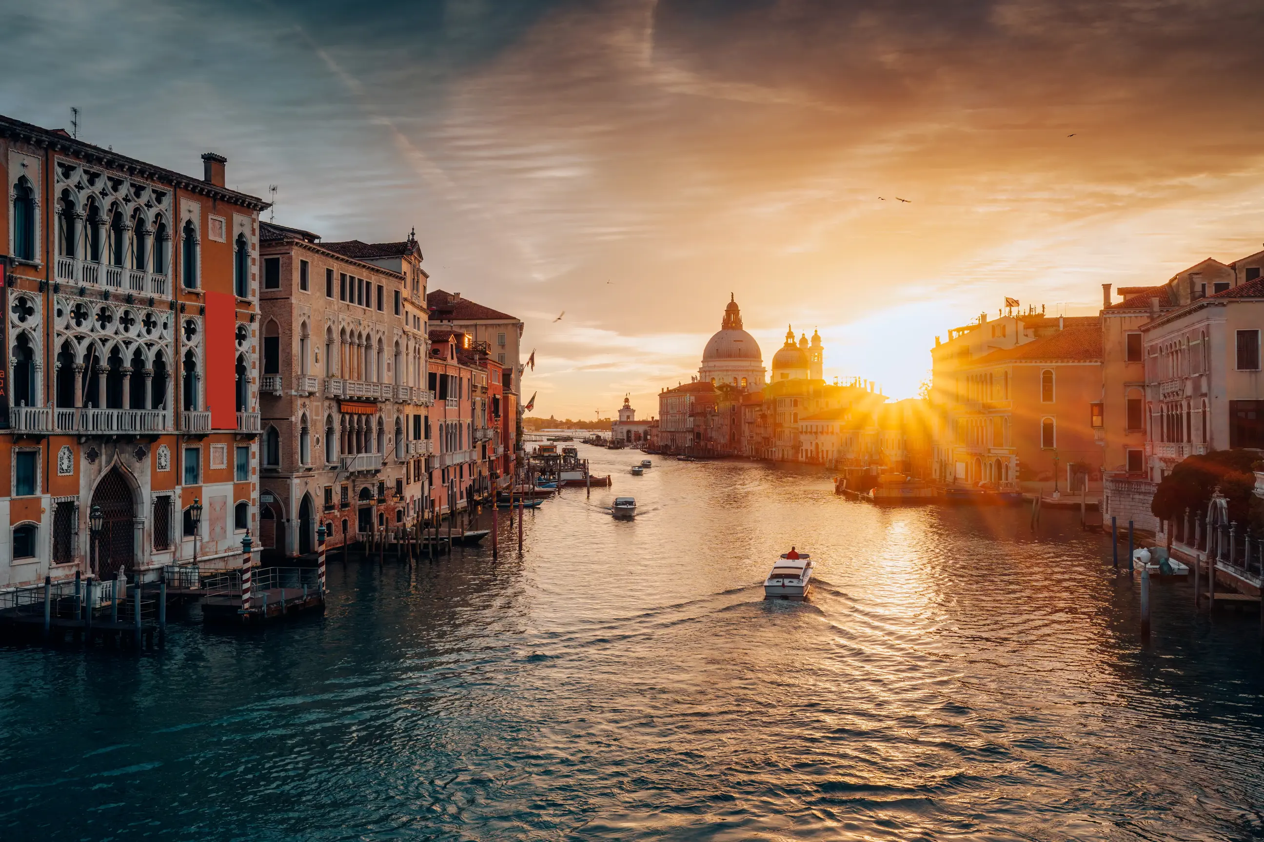 day-hero-grand-canal-with-santa-maria-della-salute-venice-italy.webp
