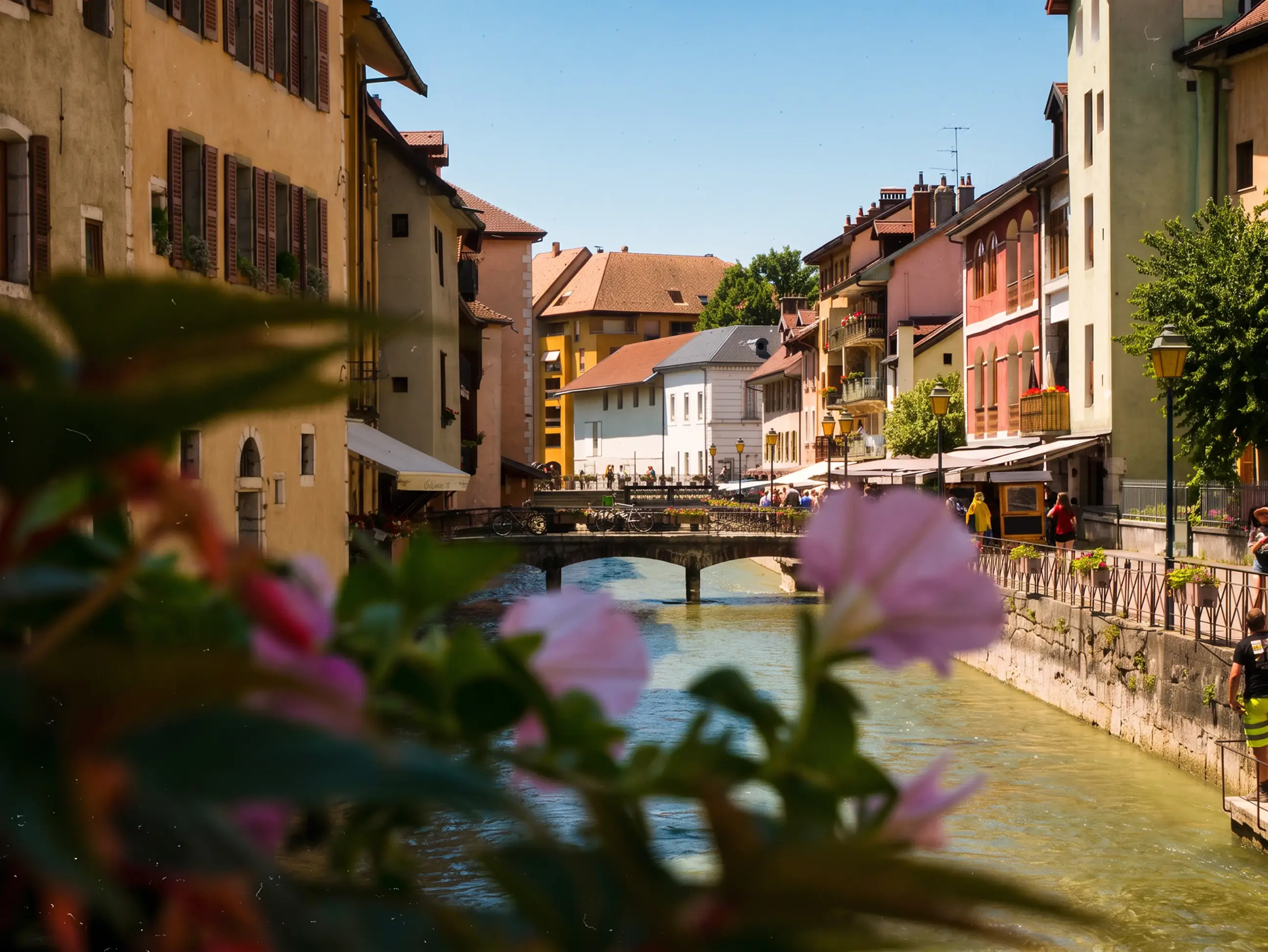 day-hero-bridge-on-central-canal-in-annecy-france.webp