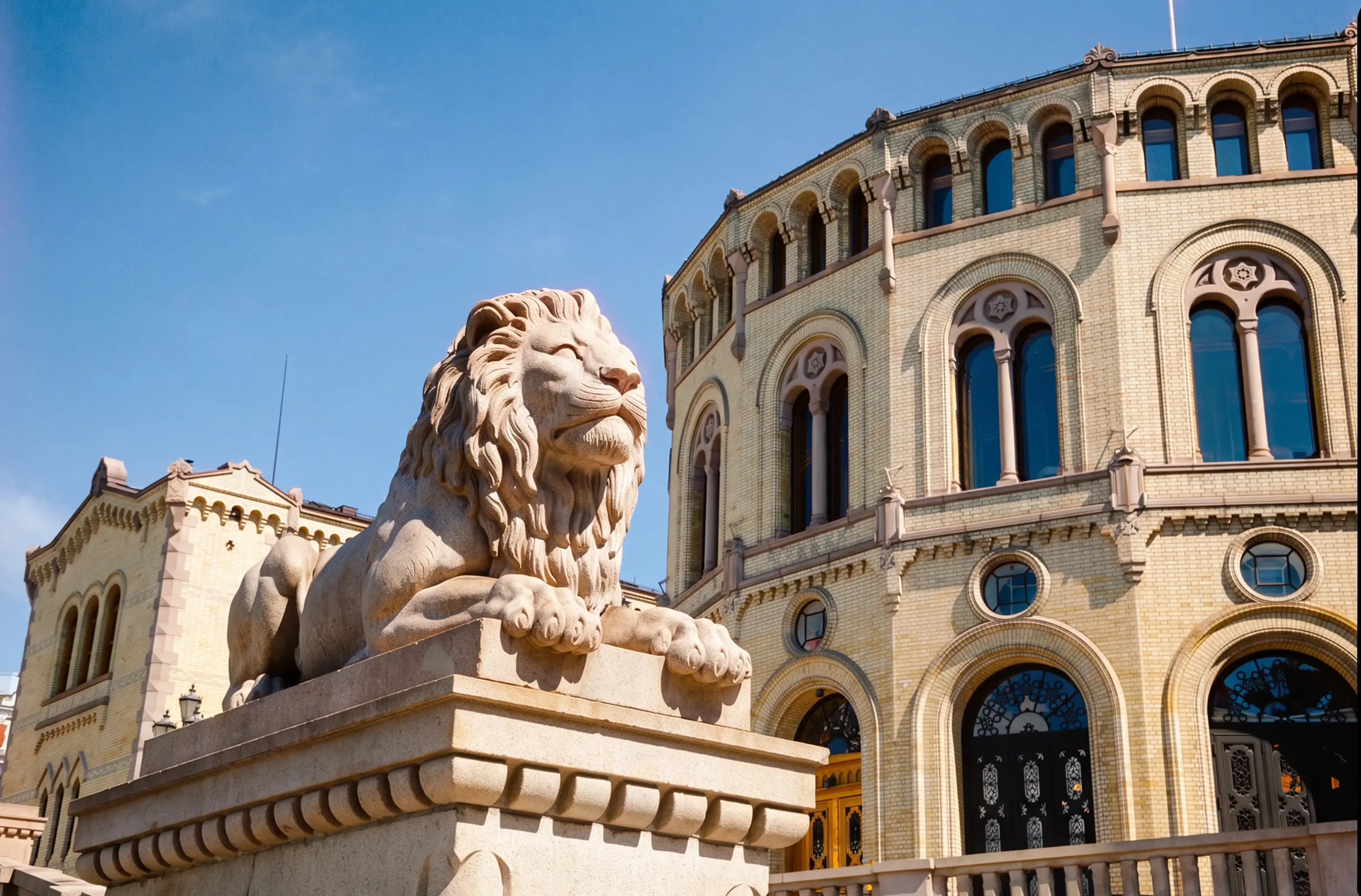 day-hero-lion-statue-at-storting-parliament-oslo-norway.webp