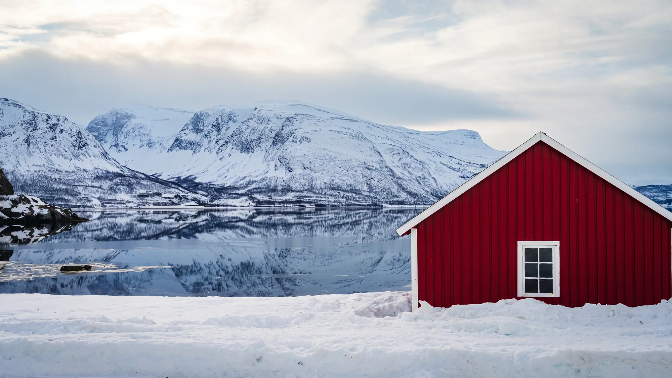 day-hero-rorbu-in-the-snowy-landscape-alta-norway.webp