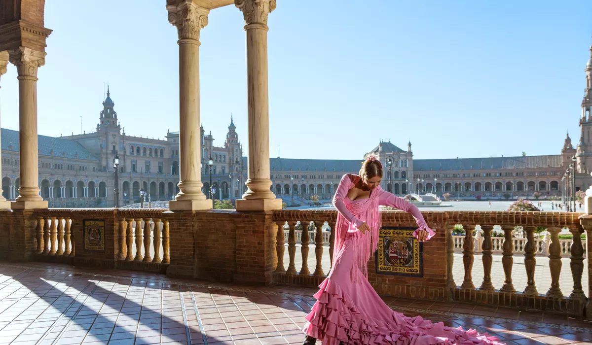 A dancer in a pink dress on Plaza de España balcony