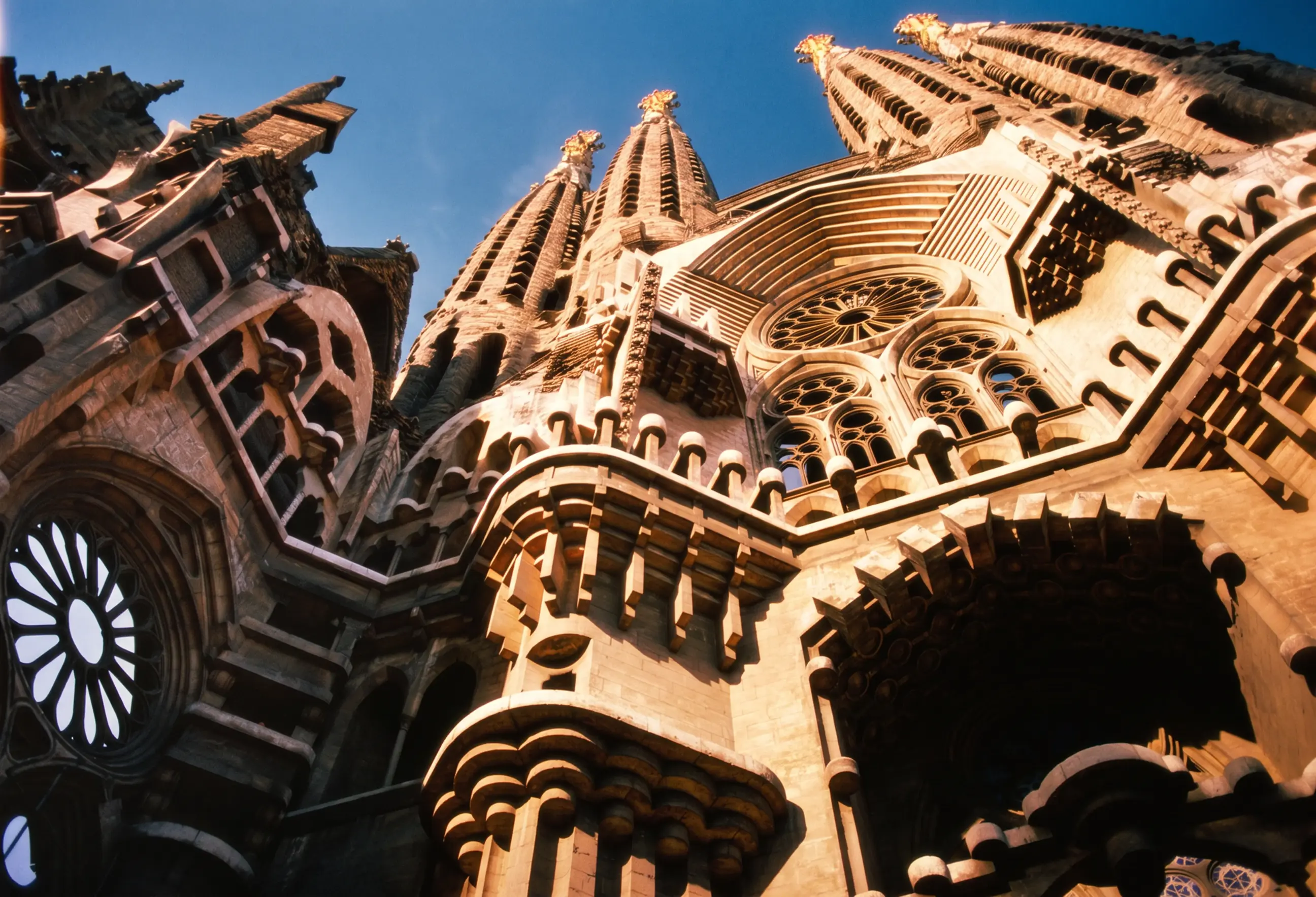 day-hero-low-angle-view-of-sagrada-familia-barcelona-spain.webp