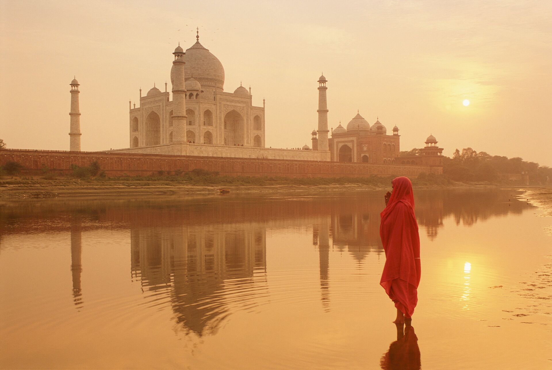 Taj Mahal at sunrise in Agra, Rajasthan, India
