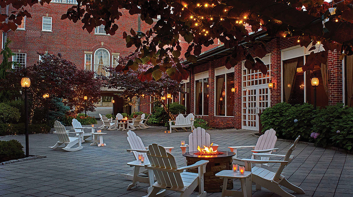 hotel-viking-newport-rhode-island-usa-terrace.jpg