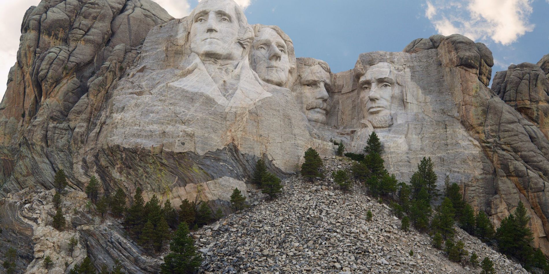 View of Mount Rushmore on a sunny day