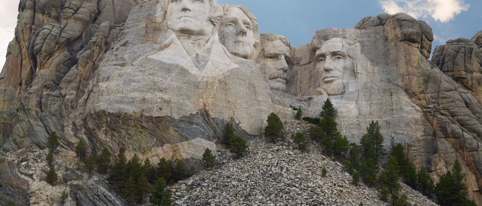 View of Mount Rushmore on a sunny day