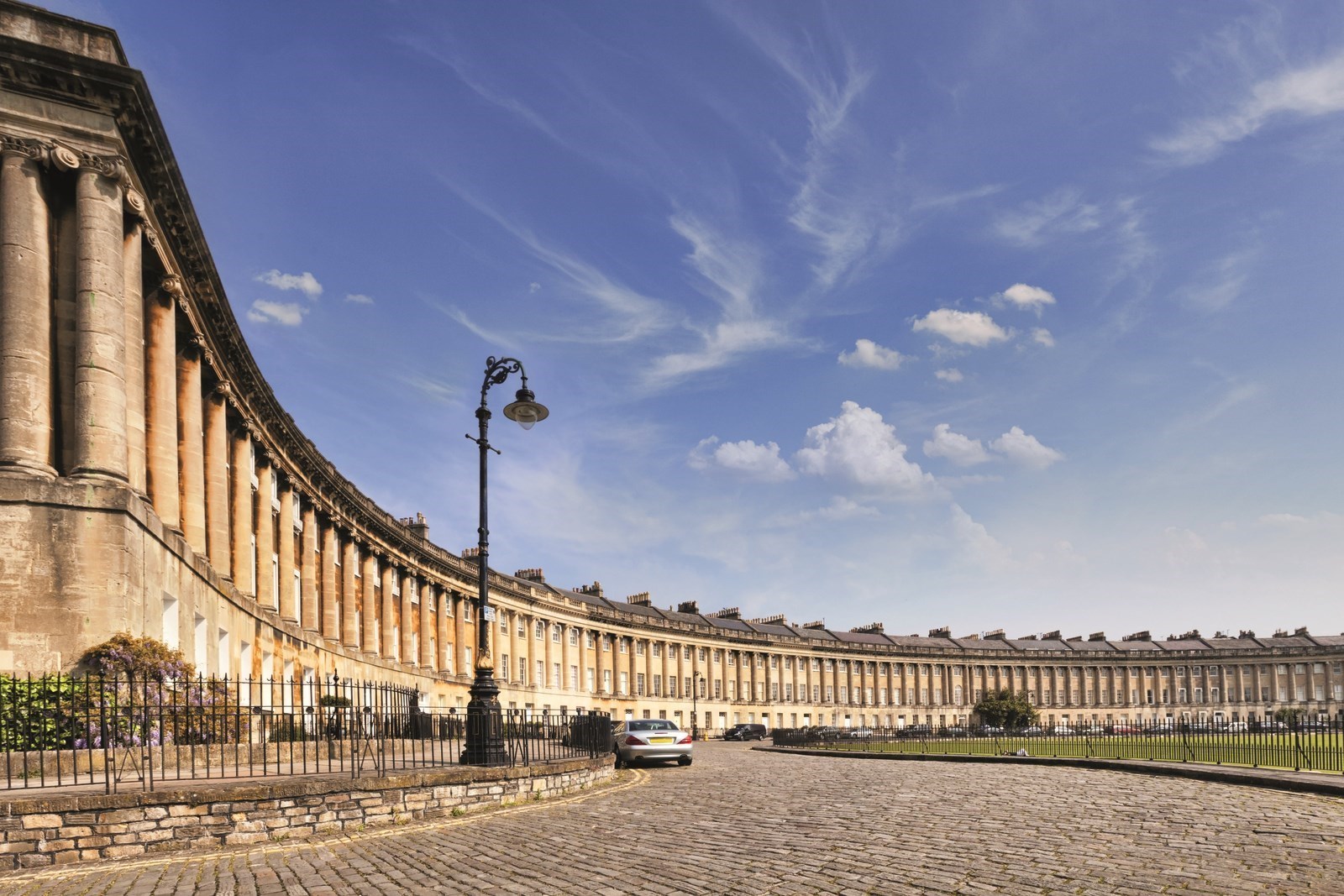 royal-crescent-landmarks-bath-england.jpg