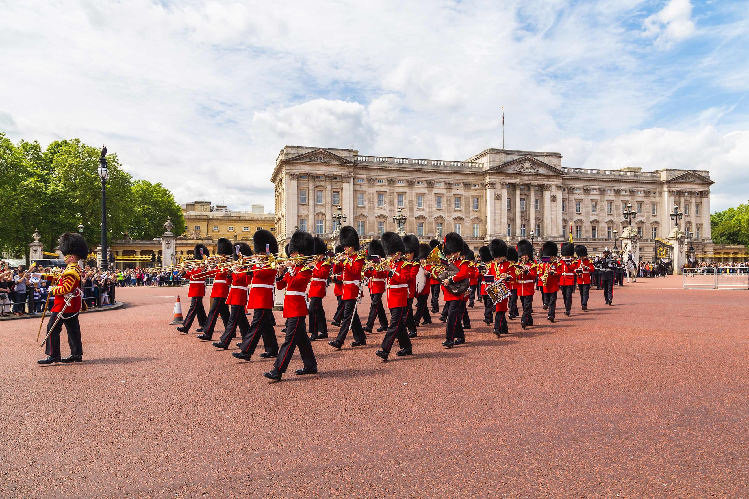 guards-buckingham-palace-london-england.jpg