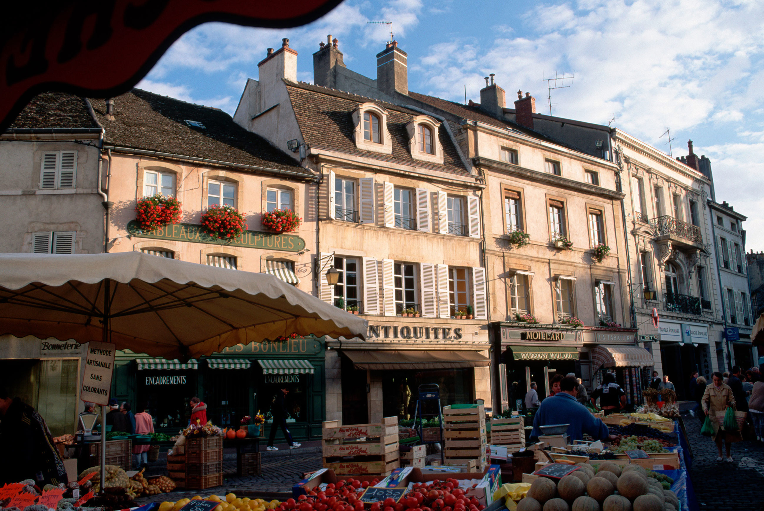 saturday-market-beaune-france.jpg
