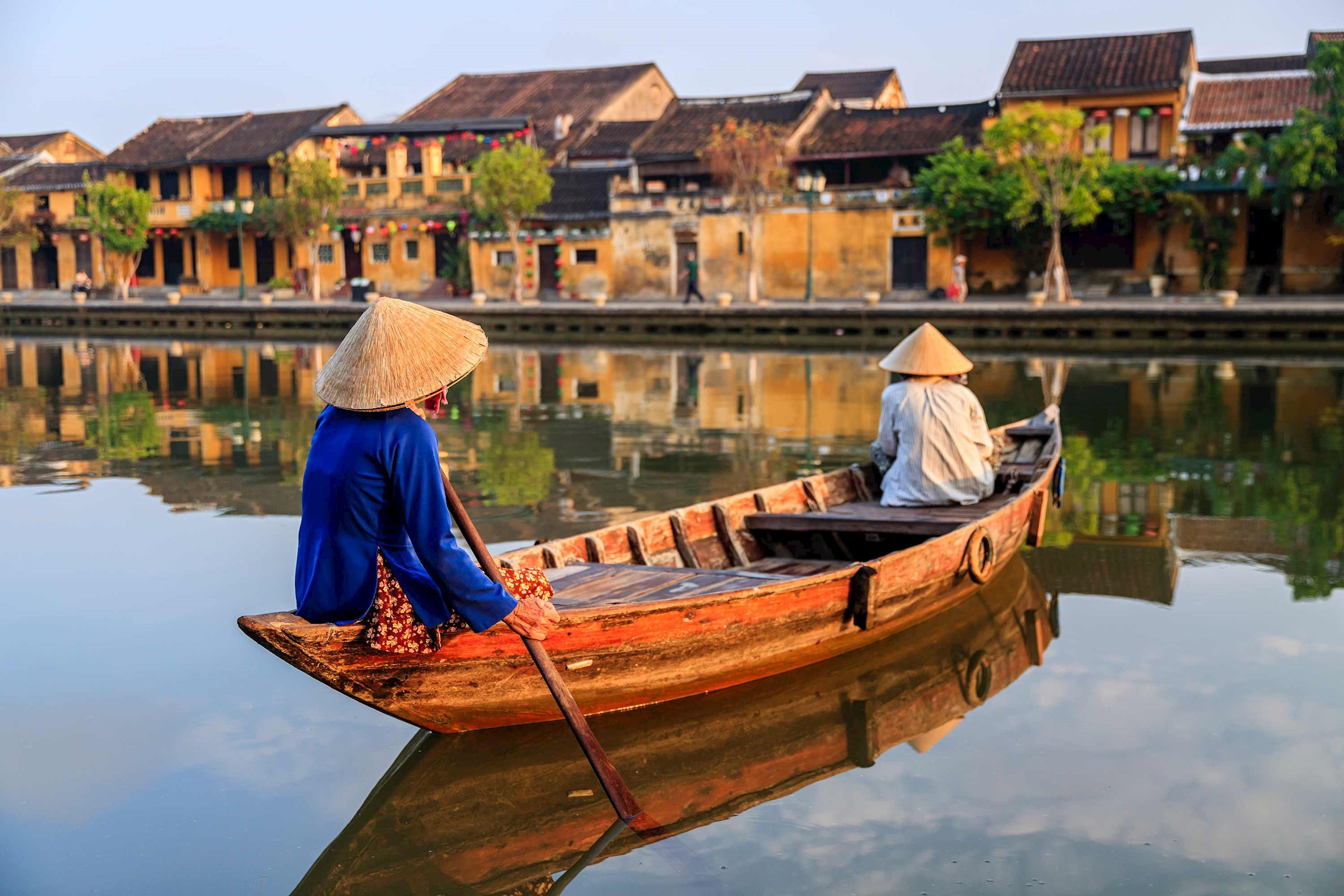 women-boat-hoi-an-vietnam.jpg
