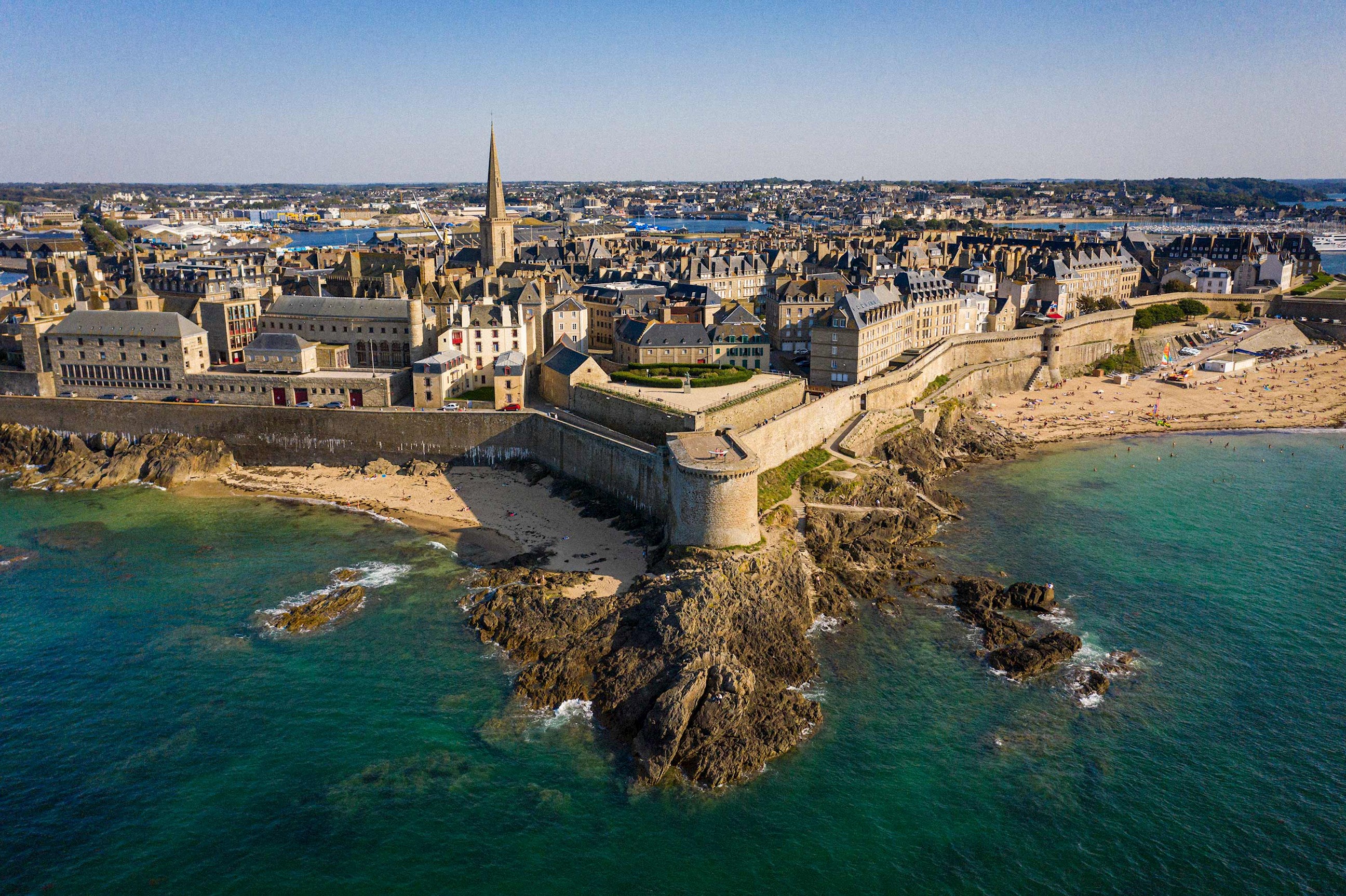 walking-tour-st-malo-france.jpg