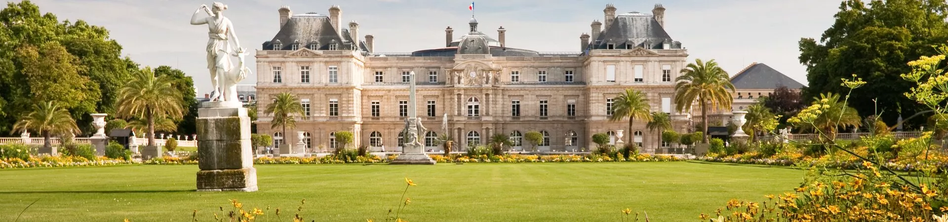 Large Luxembourg Palace With Flowers 151514883