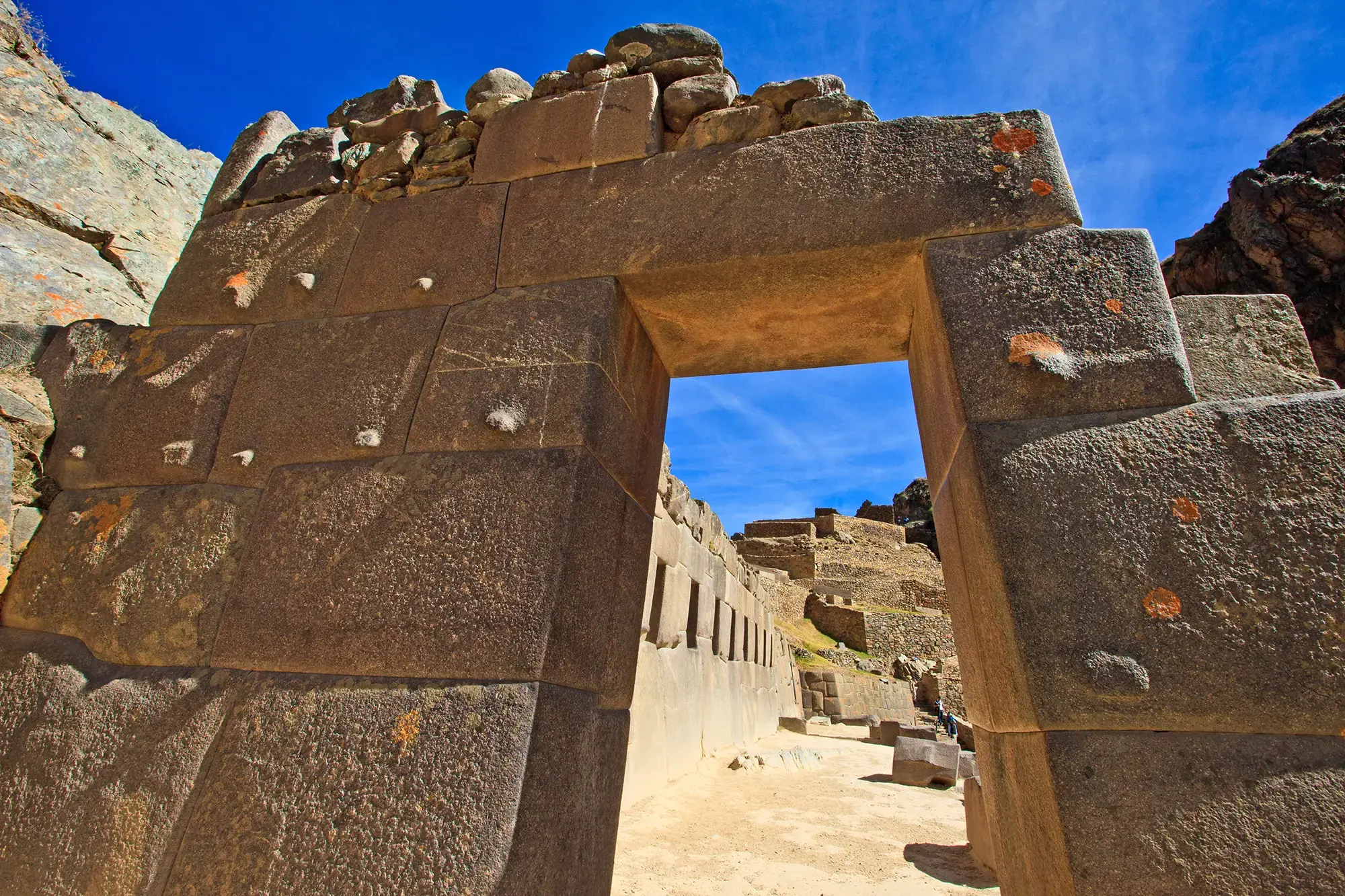 day-hero-inca-gate-to-the-sun-temple-ollantaytambo-peru-111340055.webp