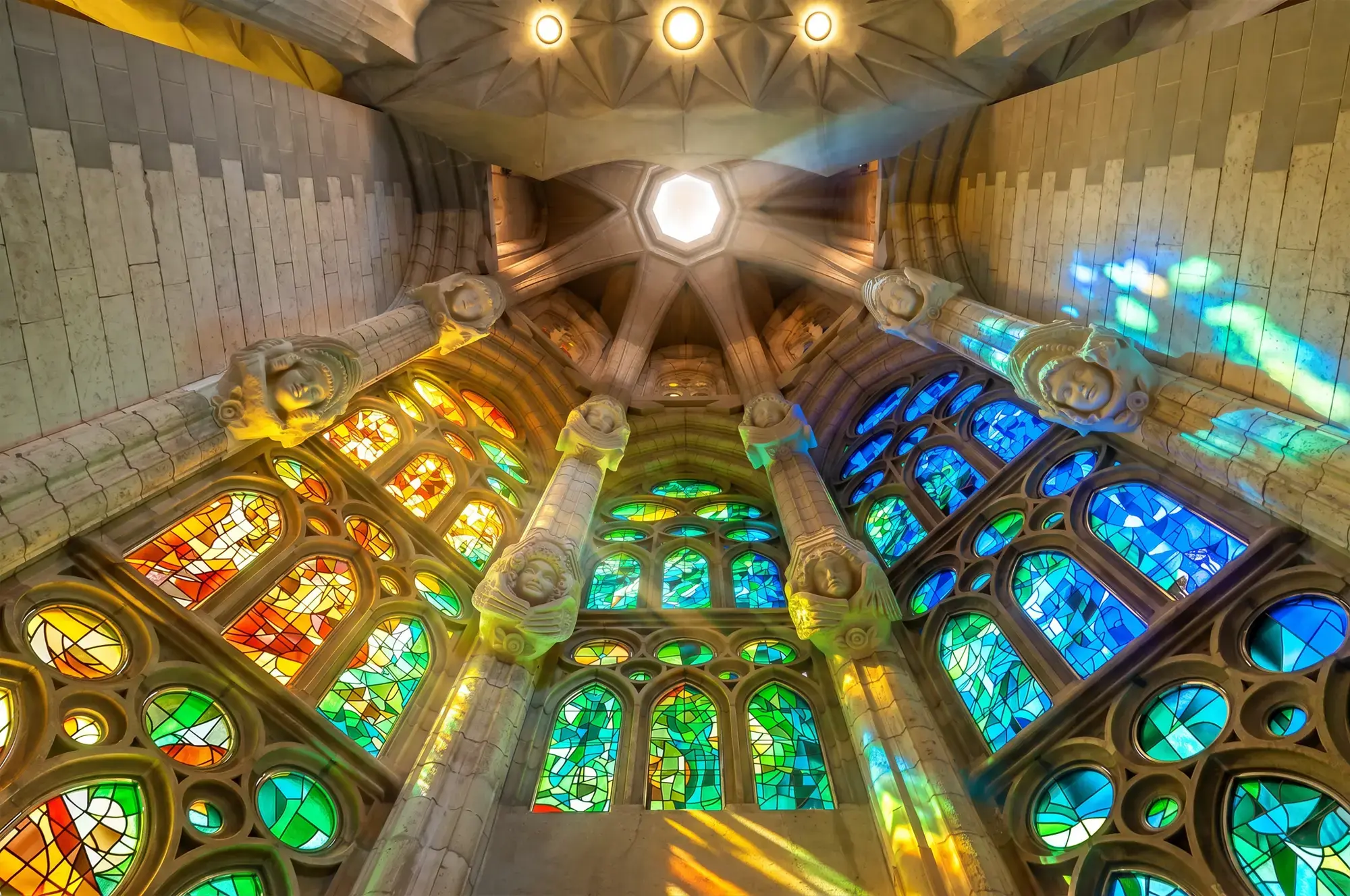 day-hero-sagrada-familia-barcelona-spain.webp