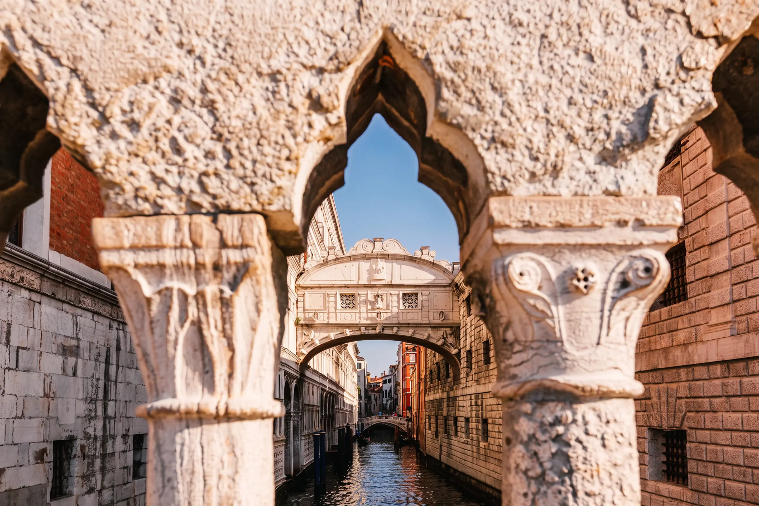 day-hero-arches-of-ponte-della-paglia-bridge-venice-italy.webp