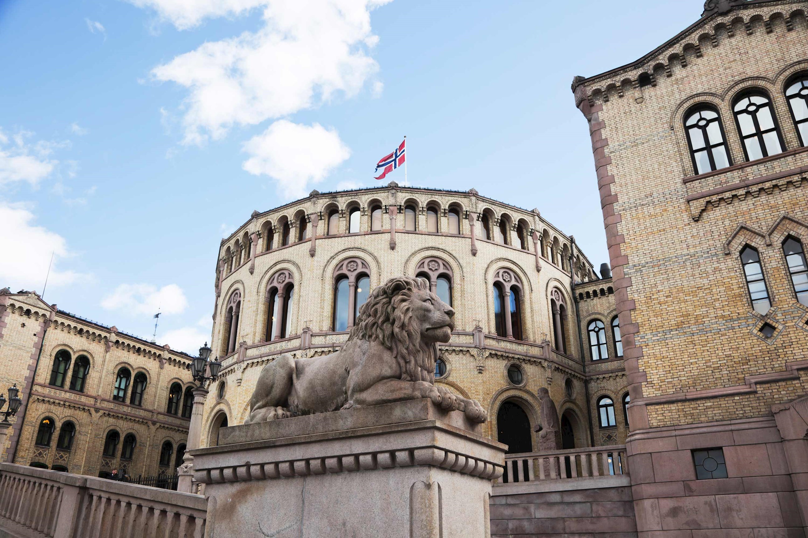 parliament-building-oslo-norway.jpg