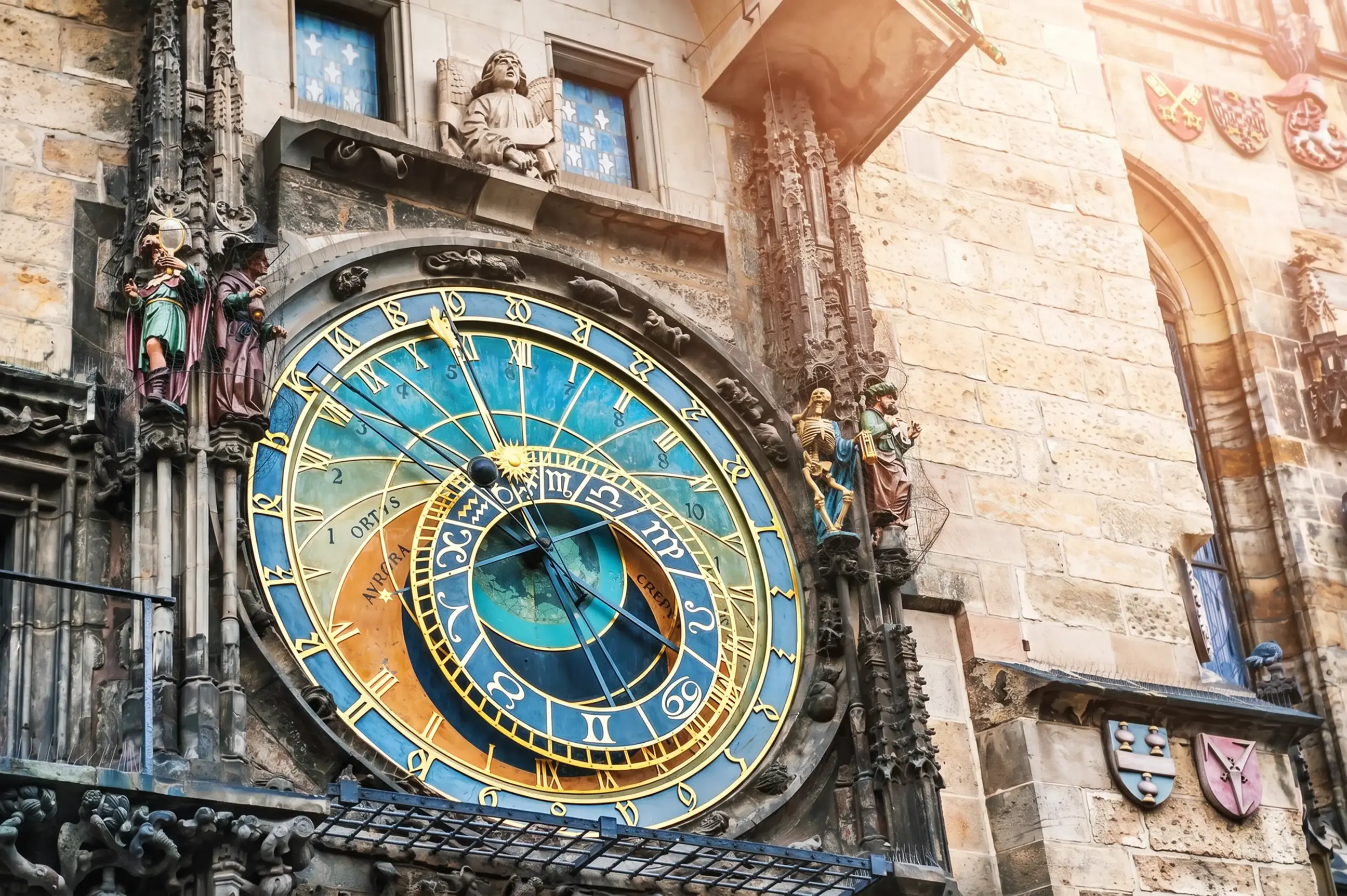 day-hero-medieval-astronomical-clock-pragueczech-republic.webp