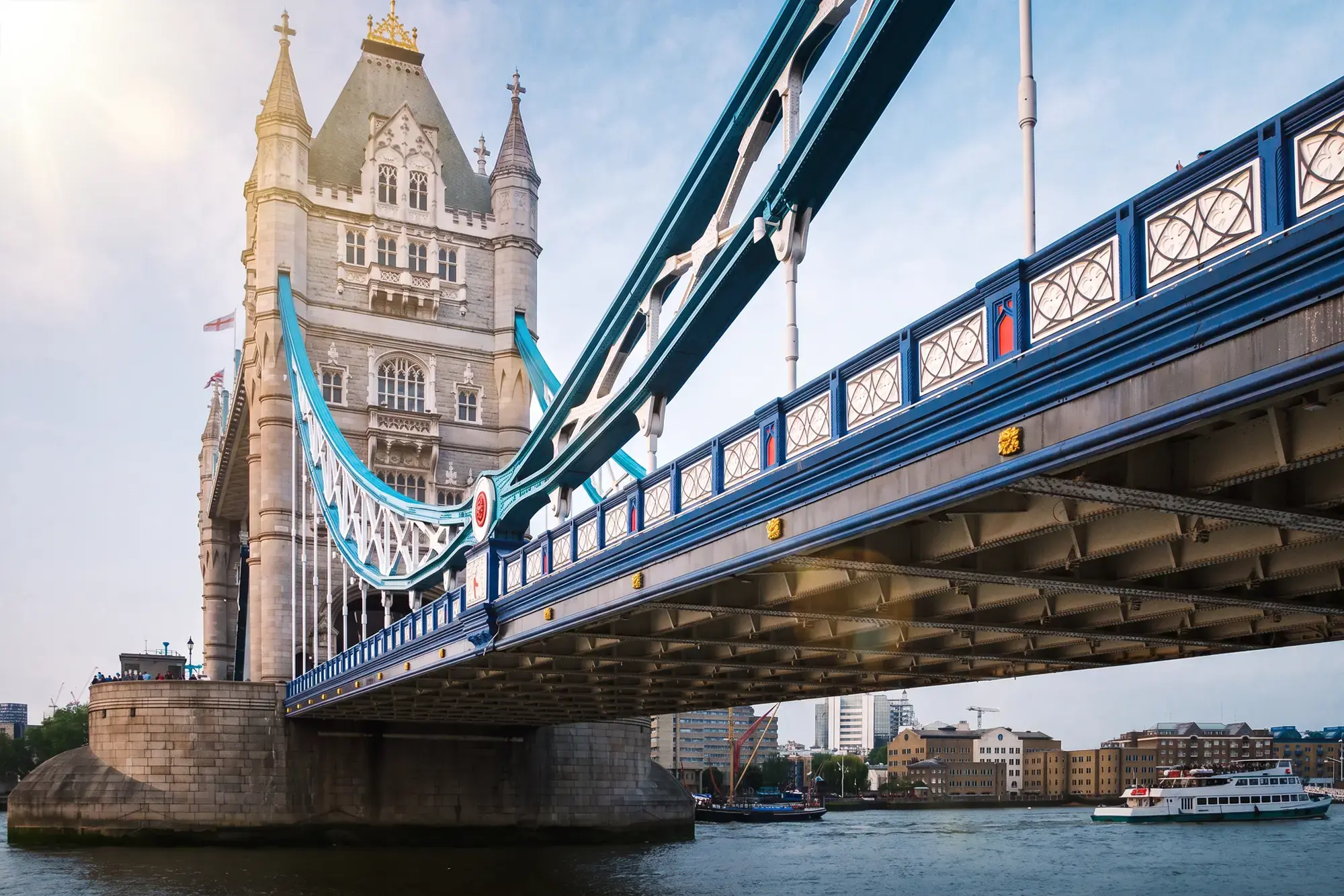 day-hero-tower-bridge-london-england.webp