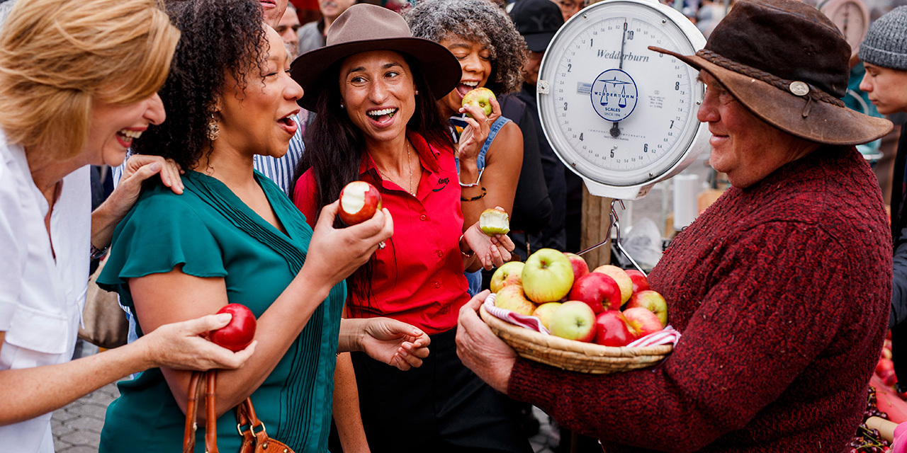 guests-enjoying-fresh-produce-in-salamanca-market-day-2.jpg