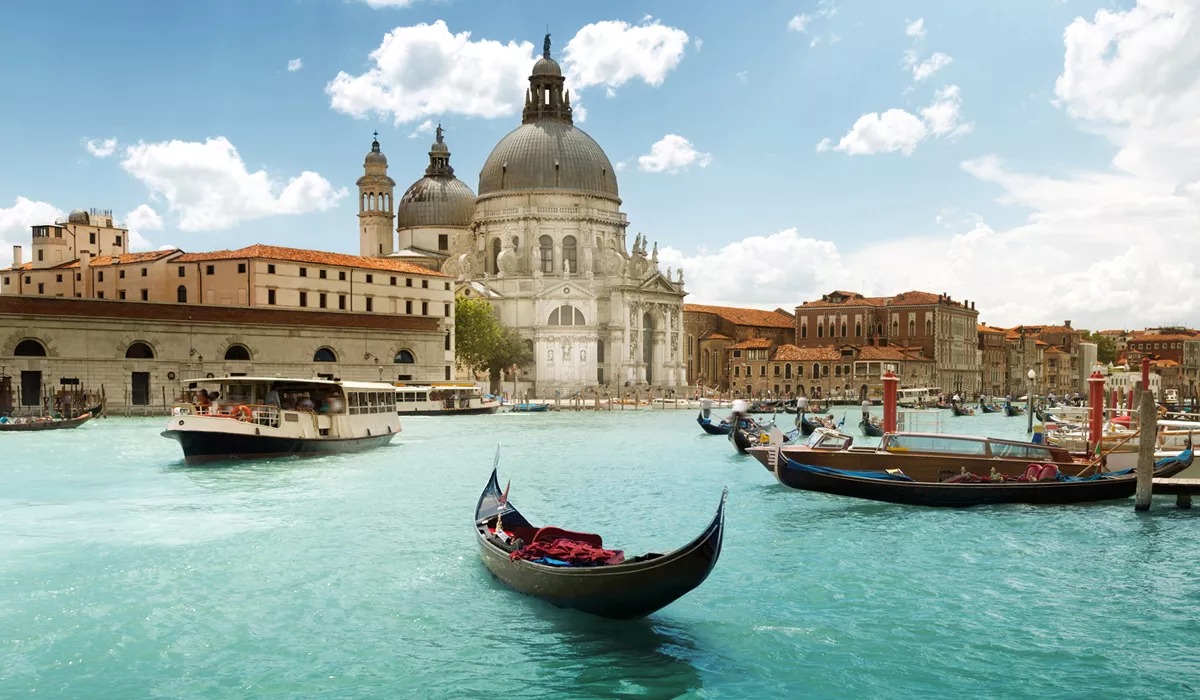imgi_41_venice-canal-2600x1300.jpg