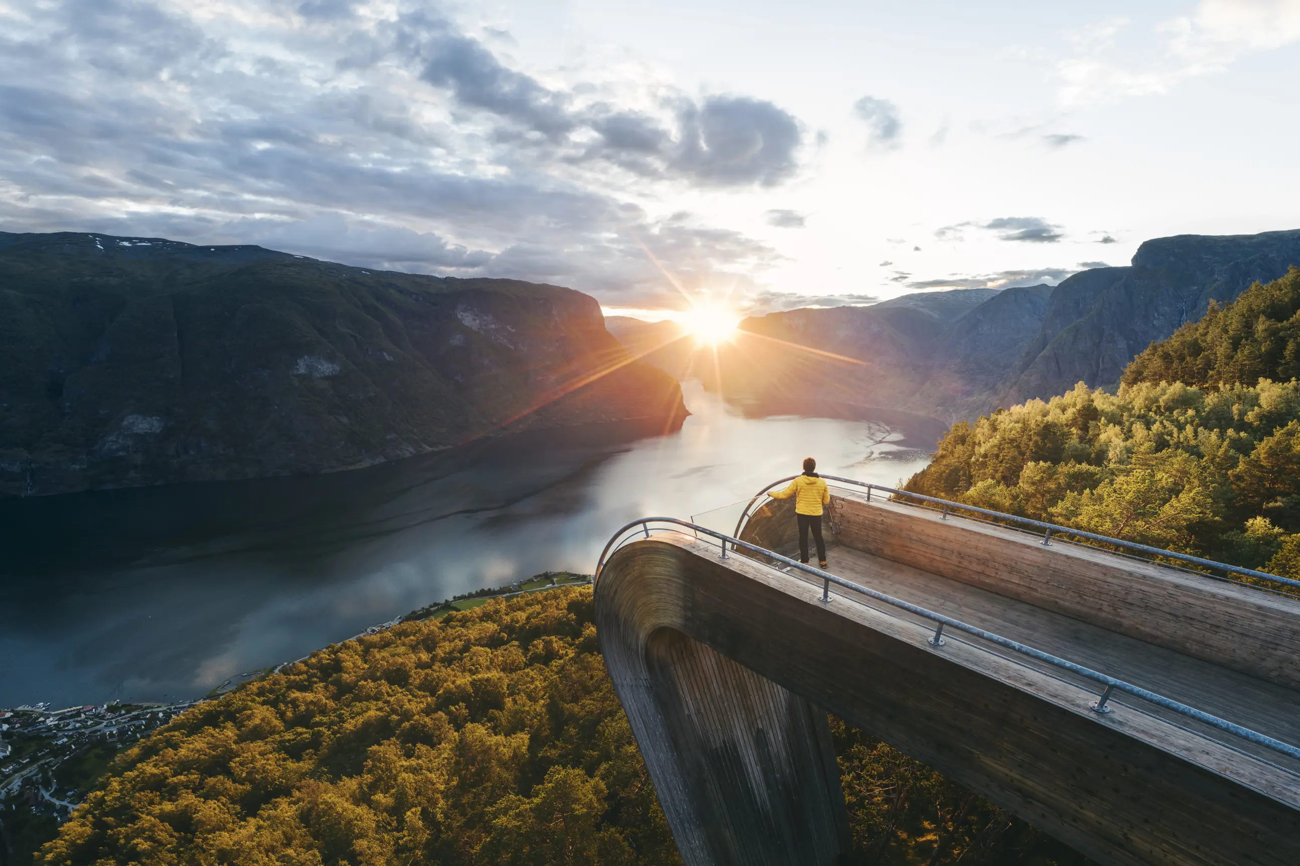 day-hero-tourist-admiring-the-sunset-sognefjord-norway.webp