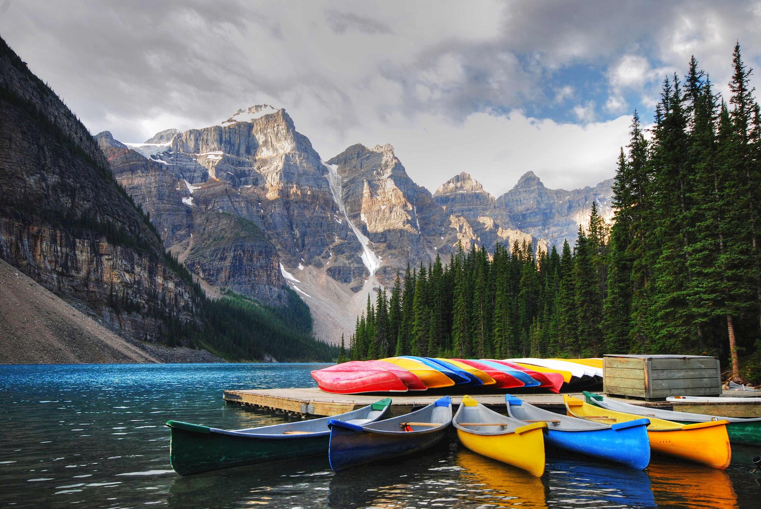 canoes-moraine-lake-banff-canada.jpg