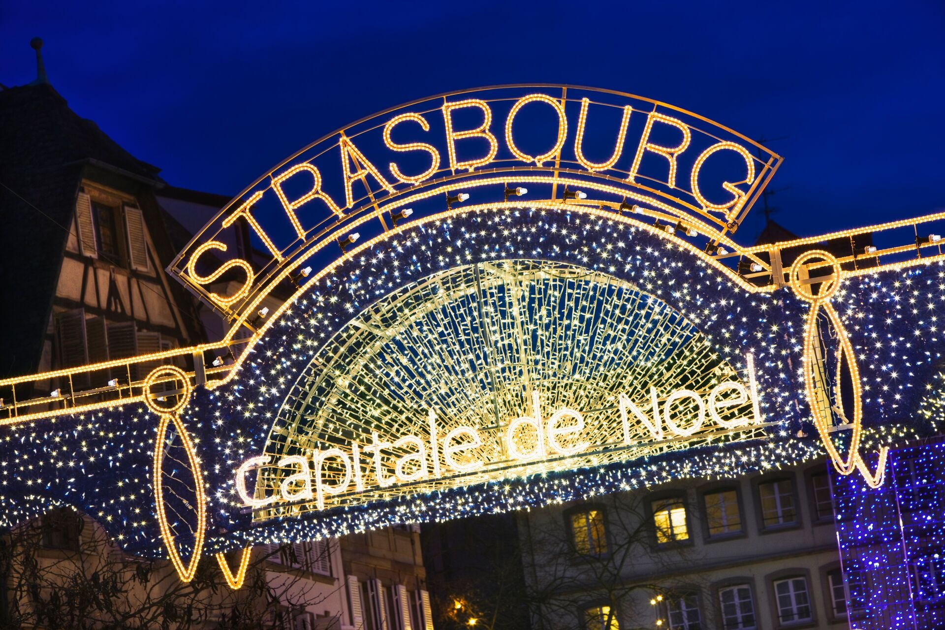 strasbourg-capitale-de-noel-neon-getty-520392022.jpeg