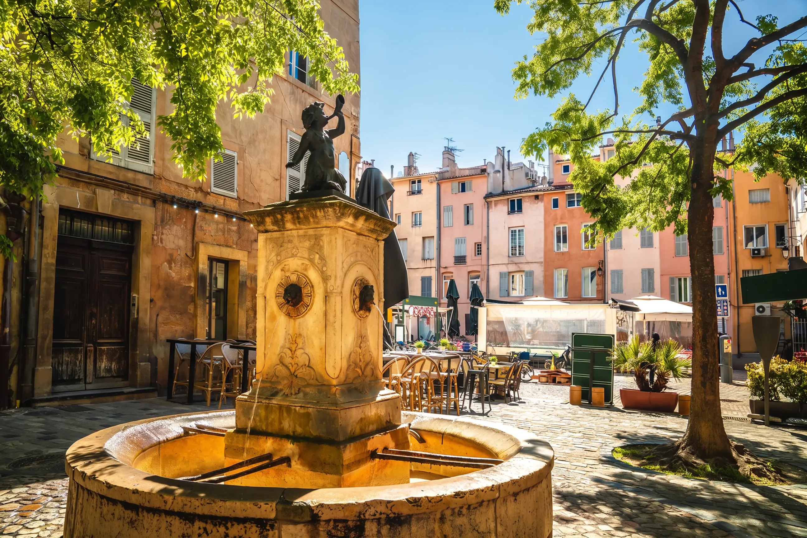 day-hero-idyllic-square-and-fountain-aix-en-provence-france.webp
