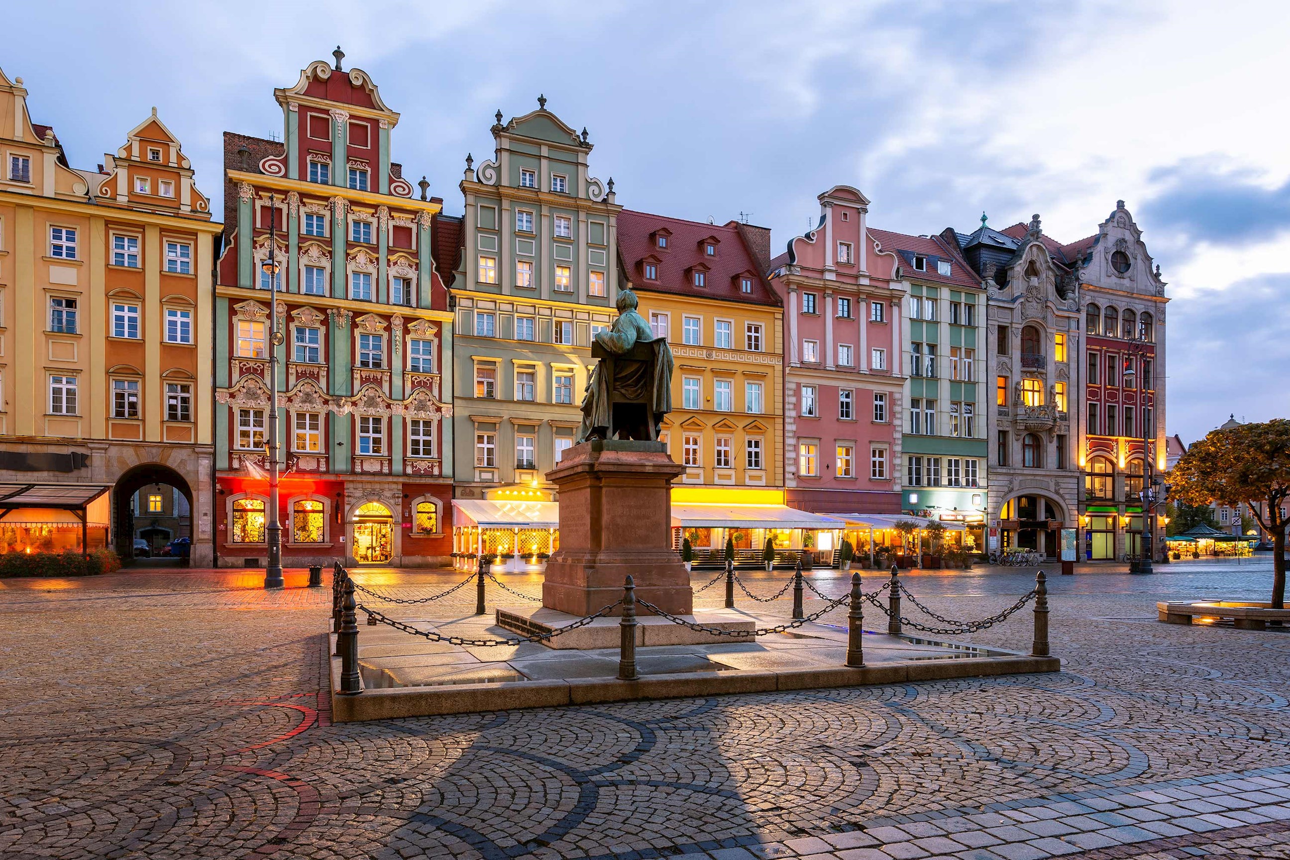 aleksander-fredro-statue-wroclaw-poland.jpg