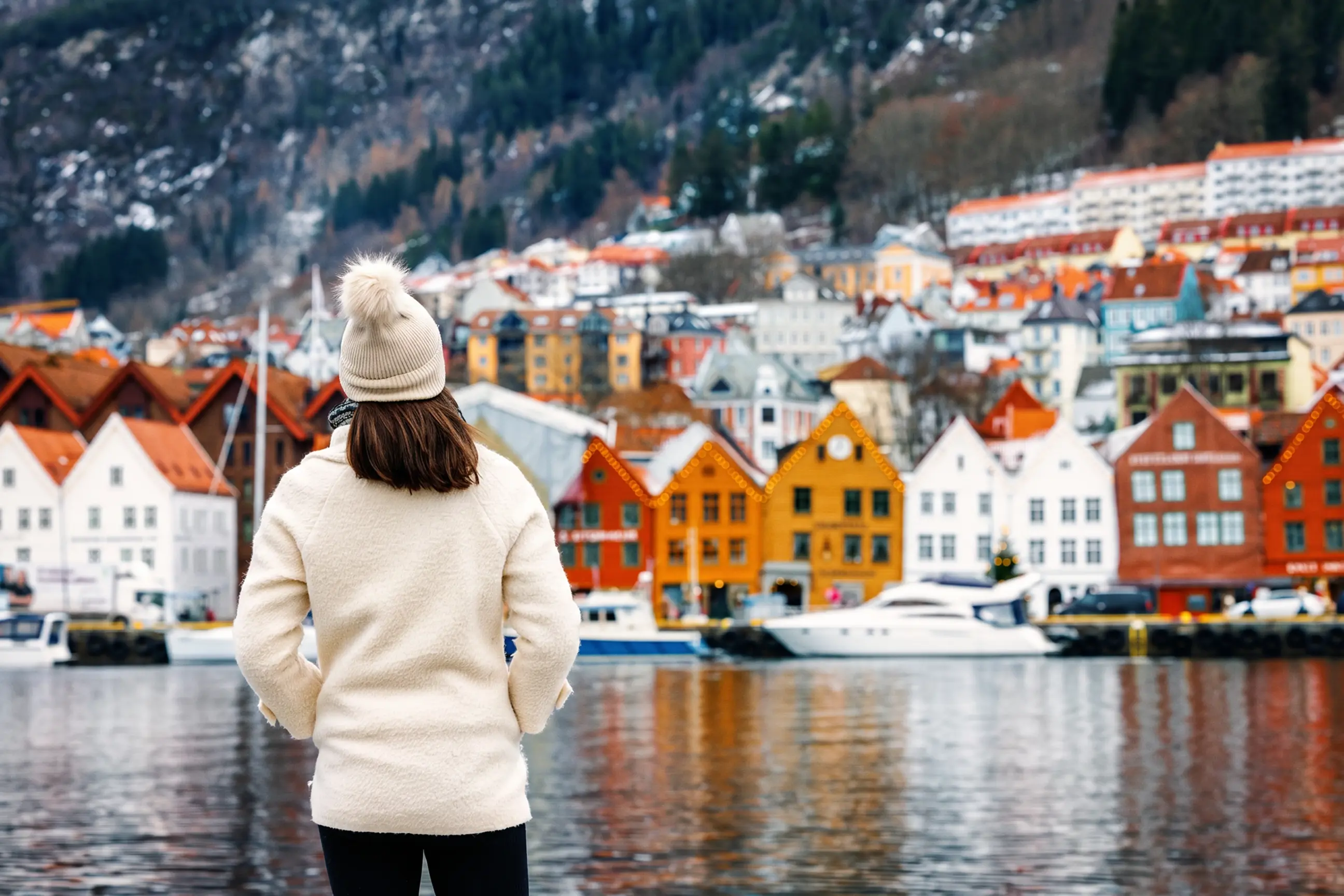 day-hero-tourist-woman-looks-at-the-colorful-houses-bergen-norway.webp